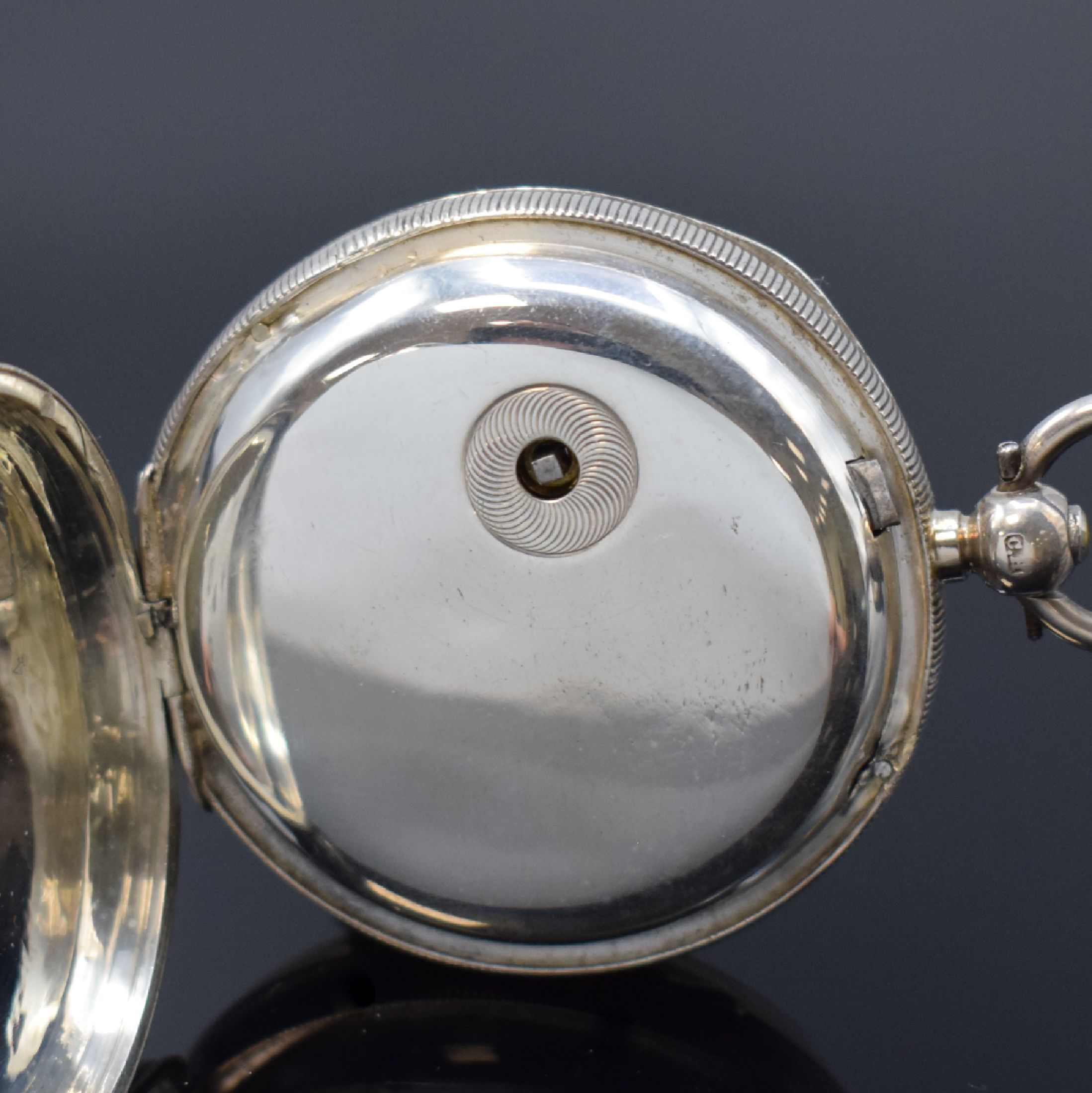 Detail d: Offene Taschenuhr mit Freimaurersymbolik in Silber, England um 1890, 3-teil. Gehäuse dell., Zifferblatt nachtr. bemalt, röm. Zahlen, Ankerwerk m. ...