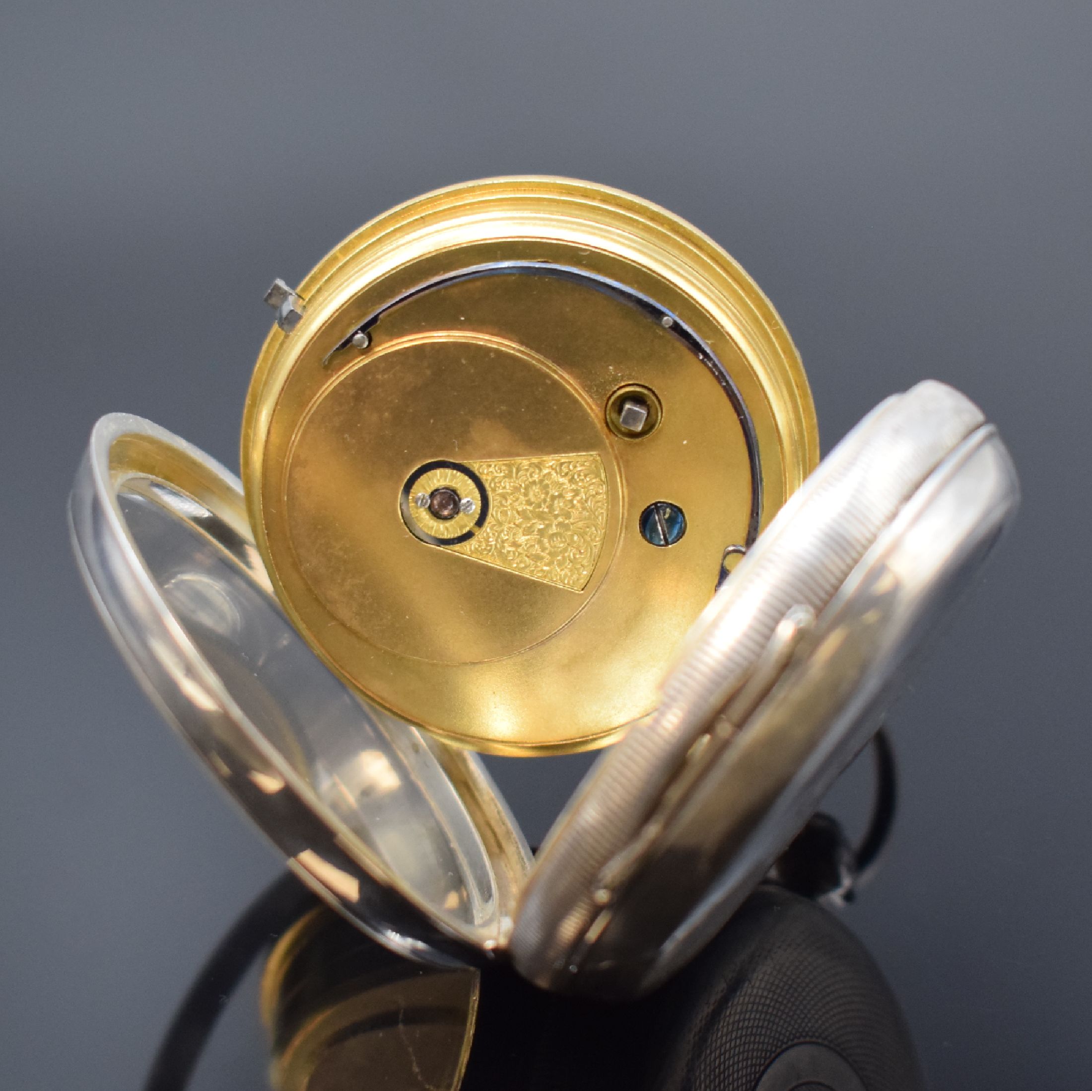 Detail e: Offene Taschenuhr mit Freimaurersymbolik in Silber, England um 1890, 3-teil. Gehäuse dell., Zifferblatt nachtr. bemalt, röm. Zahlen, Ankerwerk m. ...