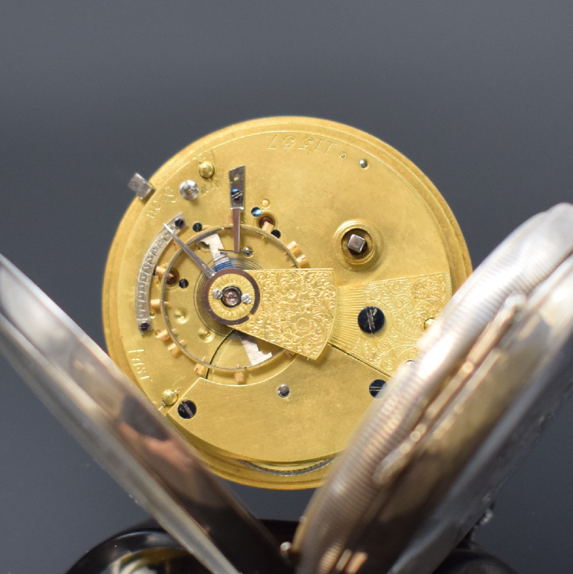 Detail f: Offene Taschenuhr mit Freimaurersymbolik in Silber, England um 1890, 3-teil. Gehäuse dell., Zifferblatt nachtr. bemalt, röm. Zahlen, Ankerwerk m. ...