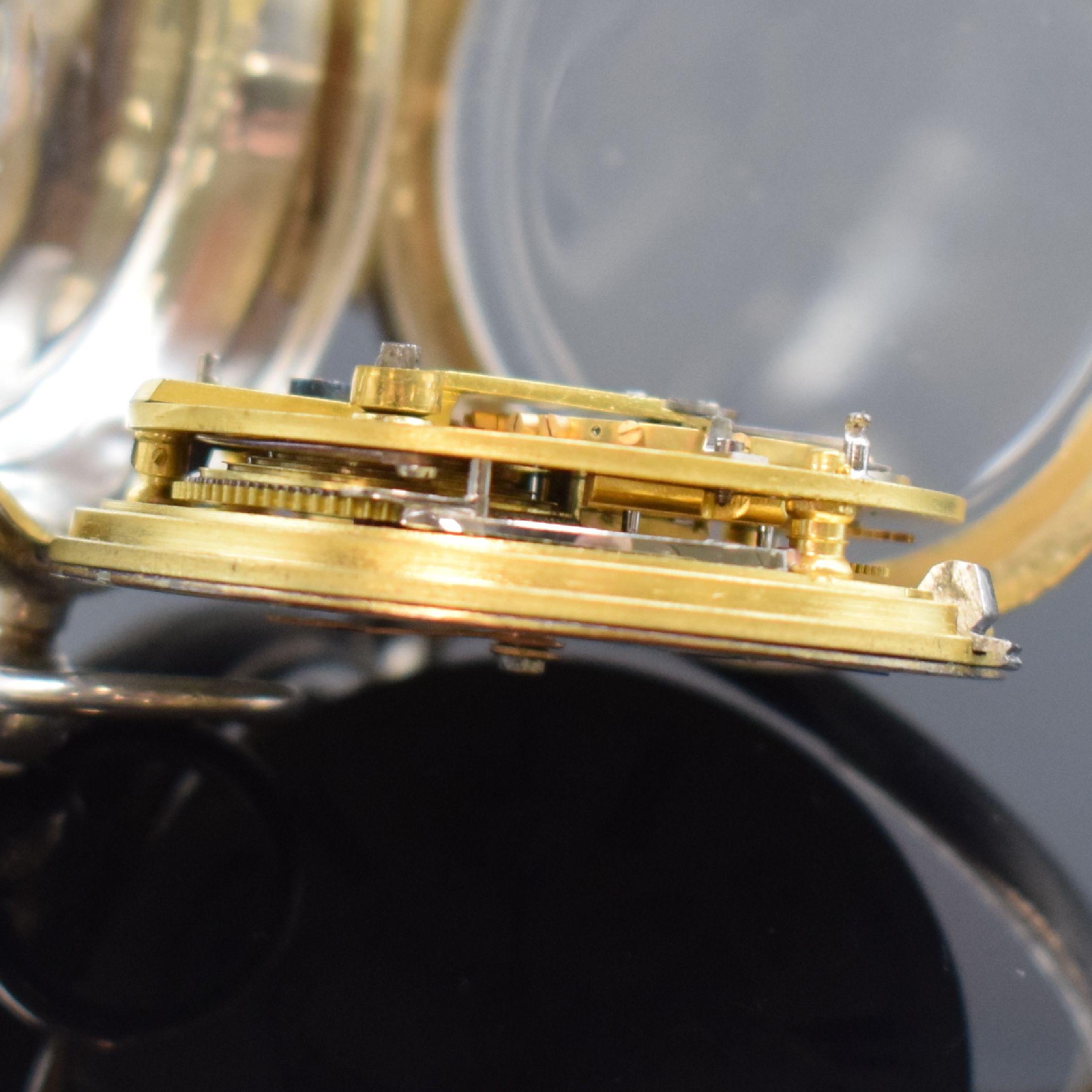 Detail g: Offene Taschenuhr mit Freimaurersymbolik in Silber, England um 1890, 3-teil. Gehäuse dell., Zifferblatt nachtr. bemalt, röm. Zahlen, Ankerwerk m. ...