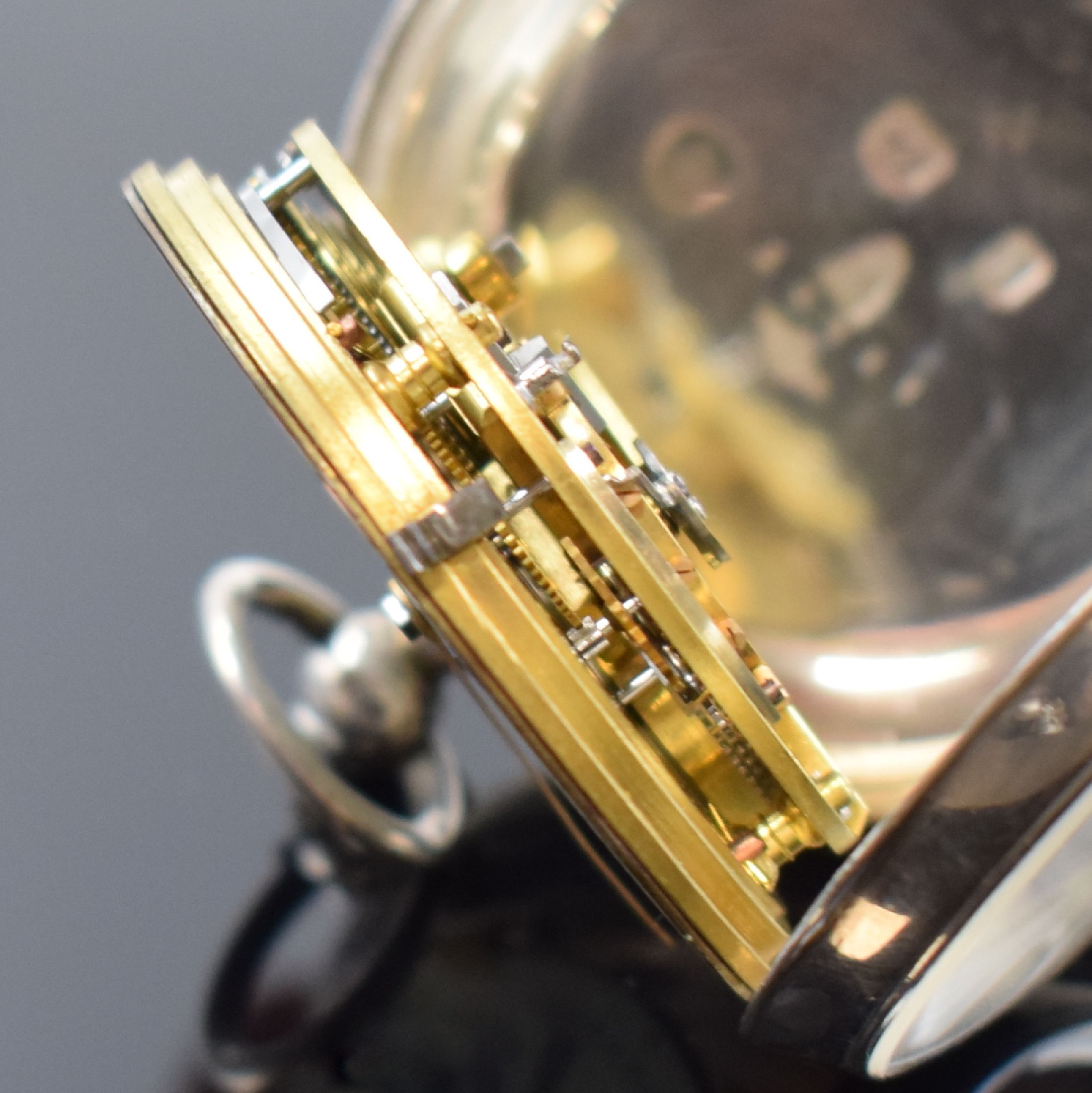 Detail h: Offene Taschenuhr mit Freimaurersymbolik in Silber, England um 1890, 3-teil. Gehäuse dell., Zifferblatt nachtr. bemalt, röm. Zahlen, Ankerwerk m. ...