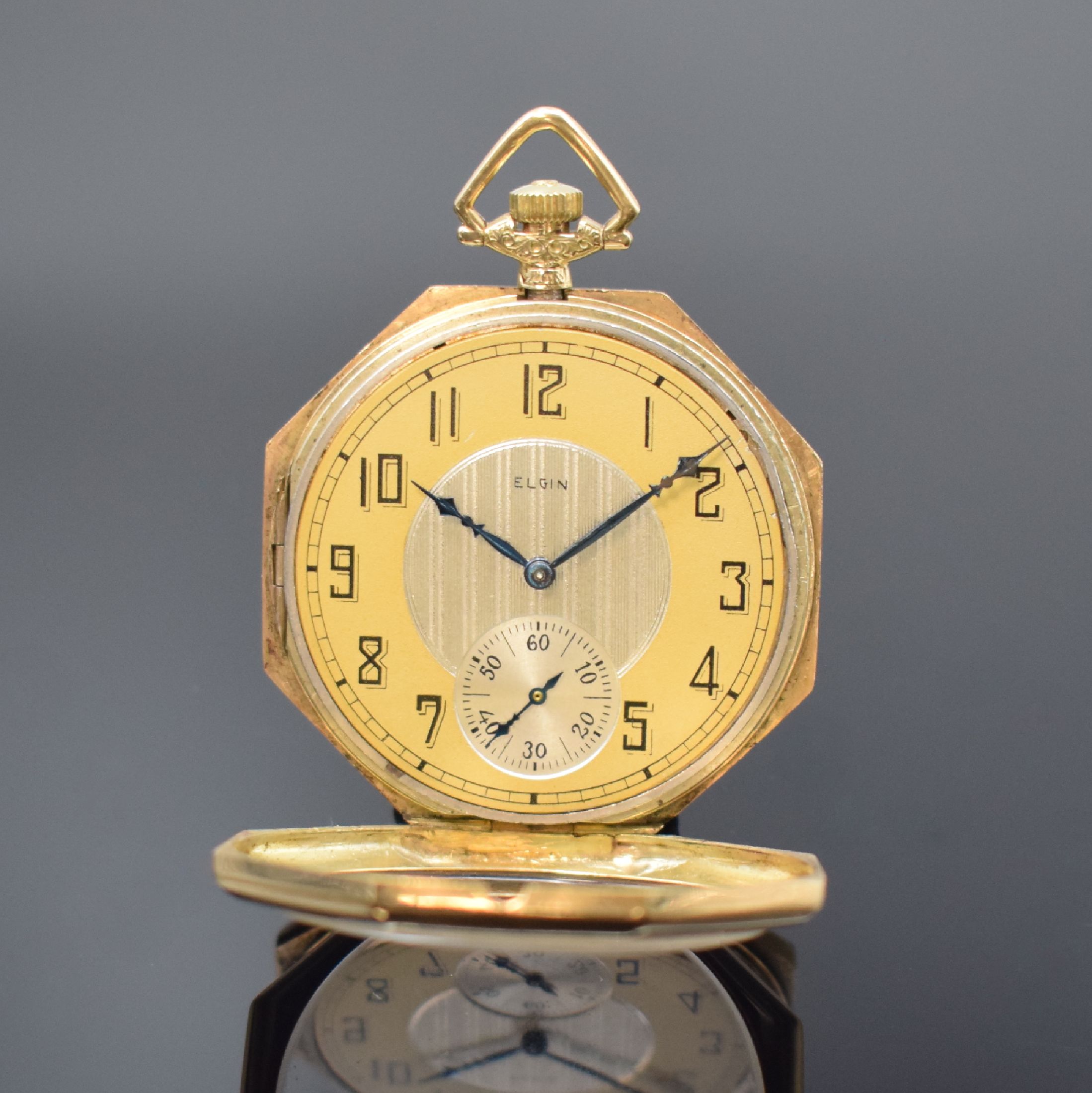 Detail c: ELGIN offene Taschenuhr in GG 585/000, USA um 1925, 2-teil. Scharniergeh., 2-farb. Zifferbl. m. arab. Zahlen, Rückseite mit Monogramm, ...