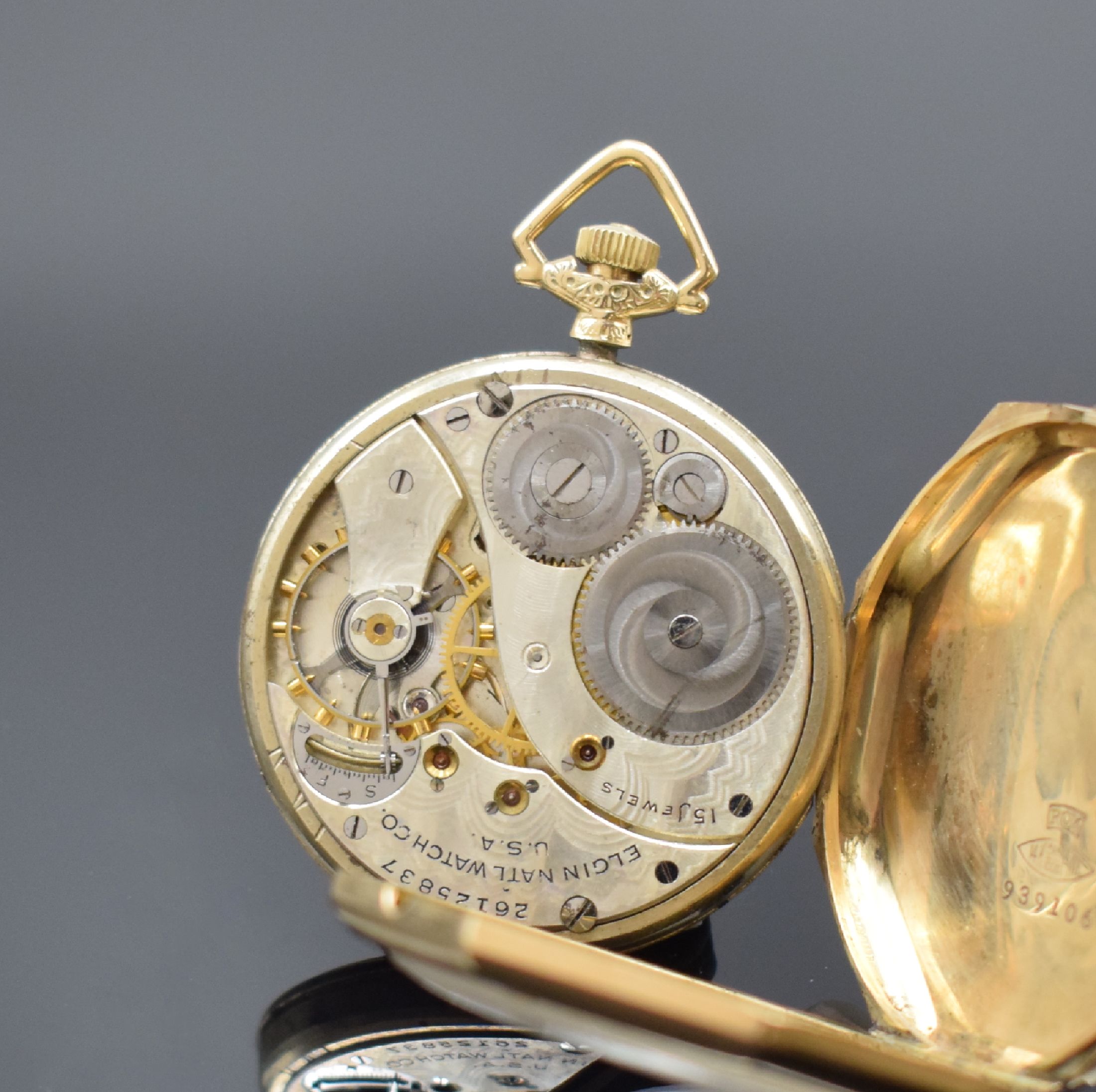 Detail d: ELGIN offene Taschenuhr in GG 585/000, USA um 1925, 2-teil. Scharniergeh., 2-farb. Zifferbl. m. arab. Zahlen, Rückseite mit Monogramm, ...