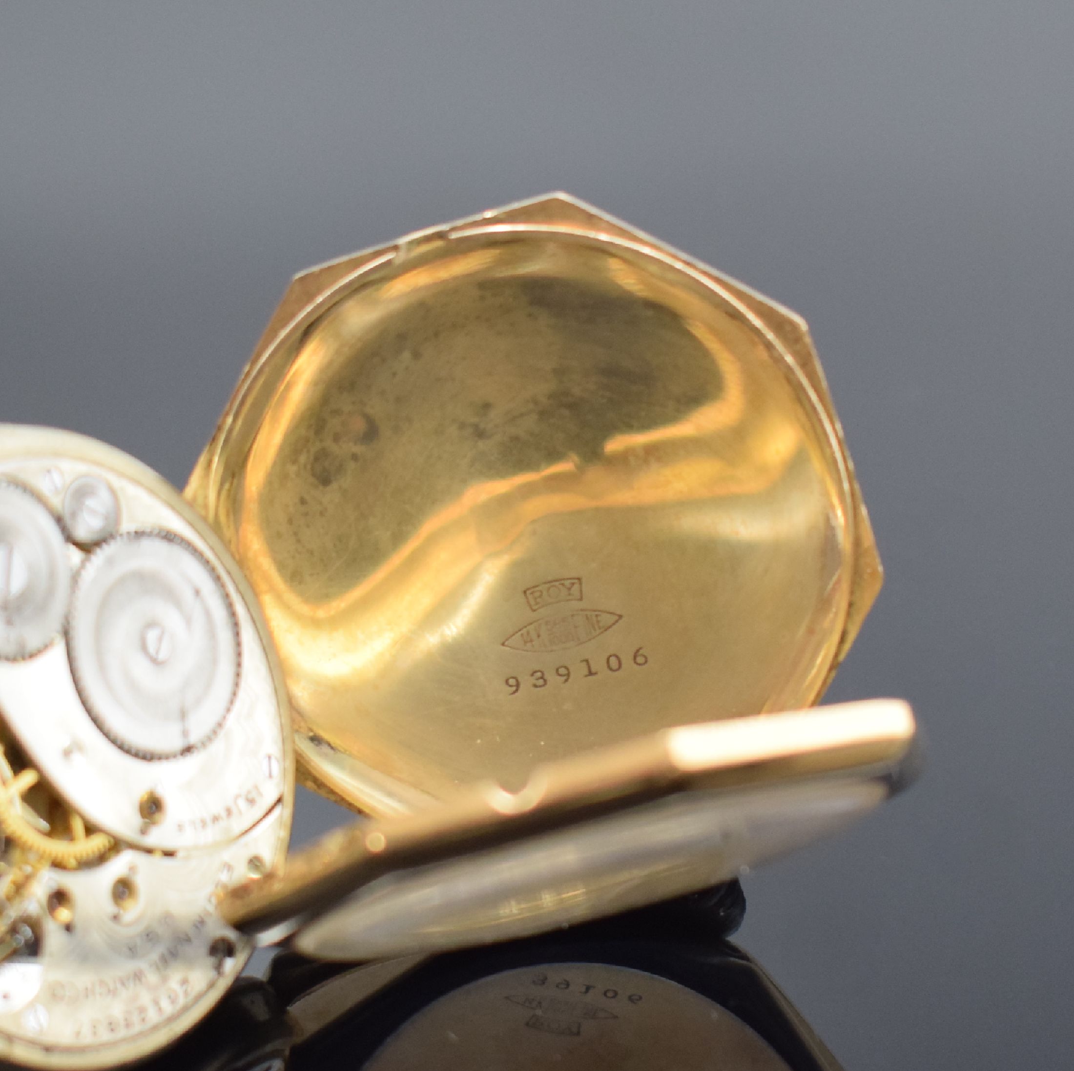 Detail e: ELGIN offene Taschenuhr in GG 585/000, USA um 1925, 2-teil. Scharniergeh., 2-farb. Zifferbl. m. arab. Zahlen, Rückseite mit Monogramm, ...