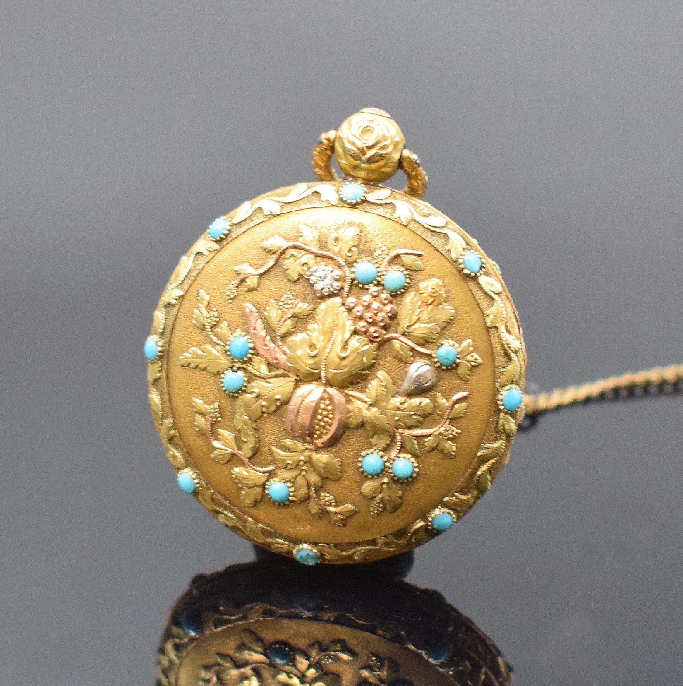 Detail a: Damen-Spindeltaschenuhr in GG 750/000, Schweiz um 1820, 3-teil. Gehäuse, Rückseite provis. geklebt, aufwendig grav. u. floral verz. in WG/GG/RG u. ...
