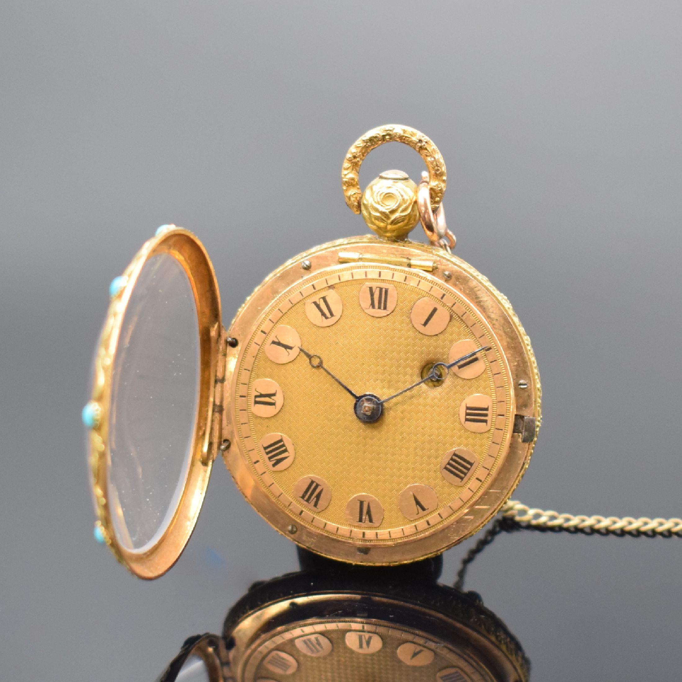 Detail b: Damen-Spindeltaschenuhr in GG 750/000, Schweiz um 1820, 3-teil. Gehäuse, Rückseite provis. geklebt, aufwendig grav. u. floral verz. in WG/GG/RG u. ...