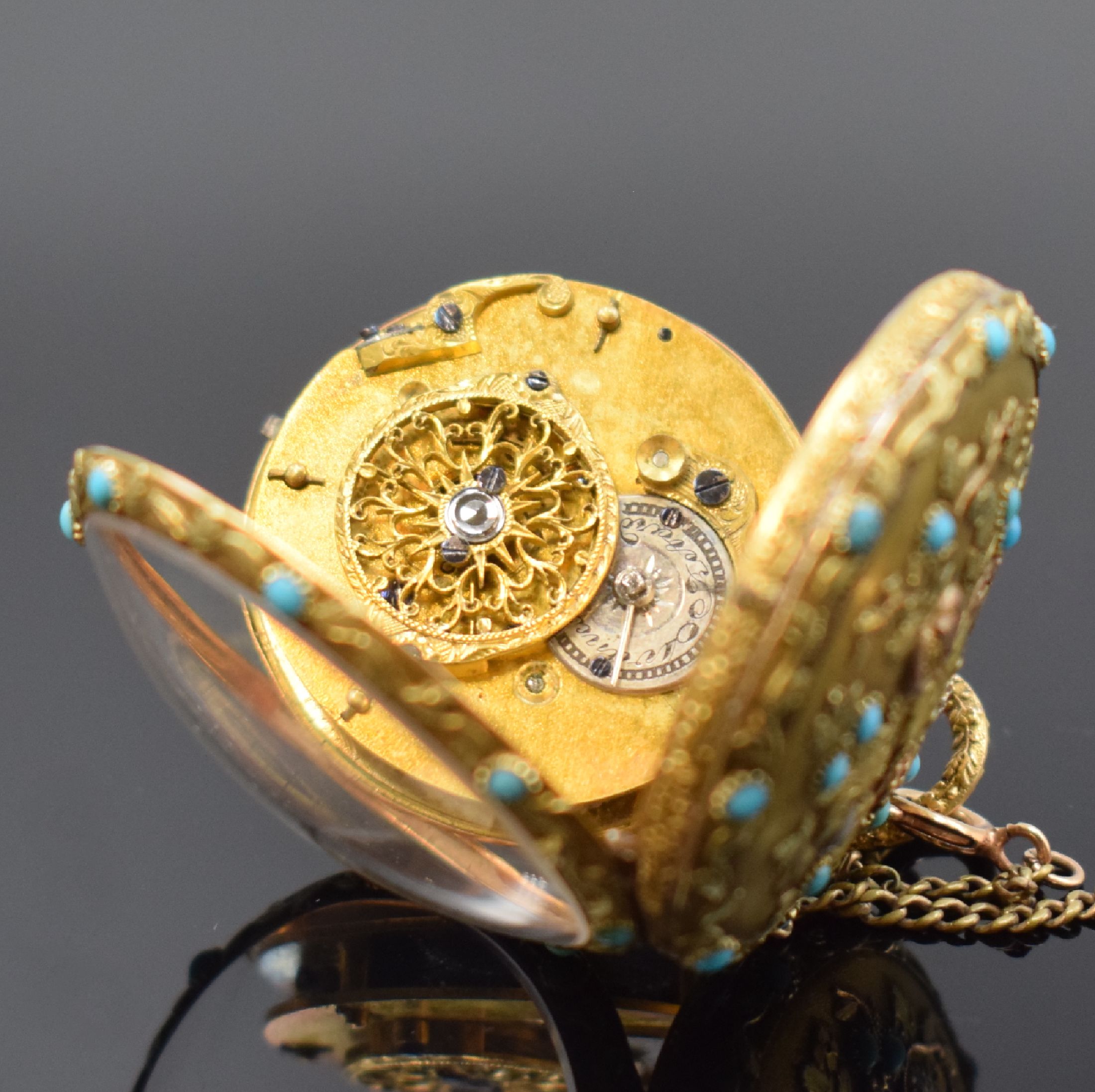 Detail c: Damen-Spindeltaschenuhr in GG 750/000, Schweiz um 1820, 3-teil. Gehäuse, Rückseite provis. geklebt, aufwendig grav. u. floral verz. in WG/GG/RG u. ...