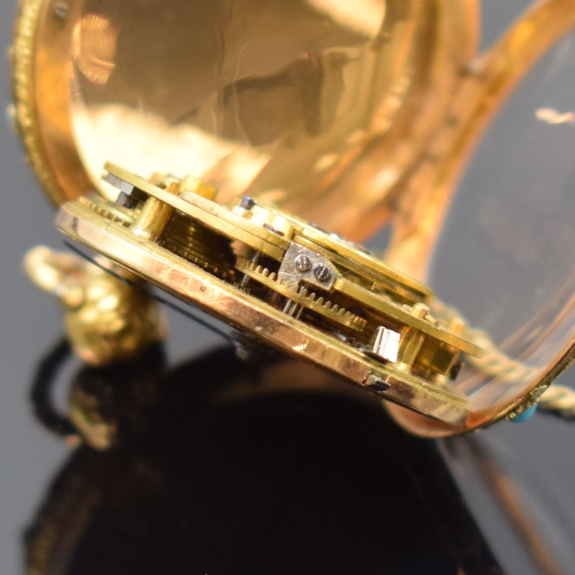 Detail d: Damen-Spindeltaschenuhr in GG 750/000, Schweiz um 1820, 3-teil. Gehäuse, Rückseite provis. geklebt, aufwendig grav. u. floral verz. in WG/GG/RG u. ...