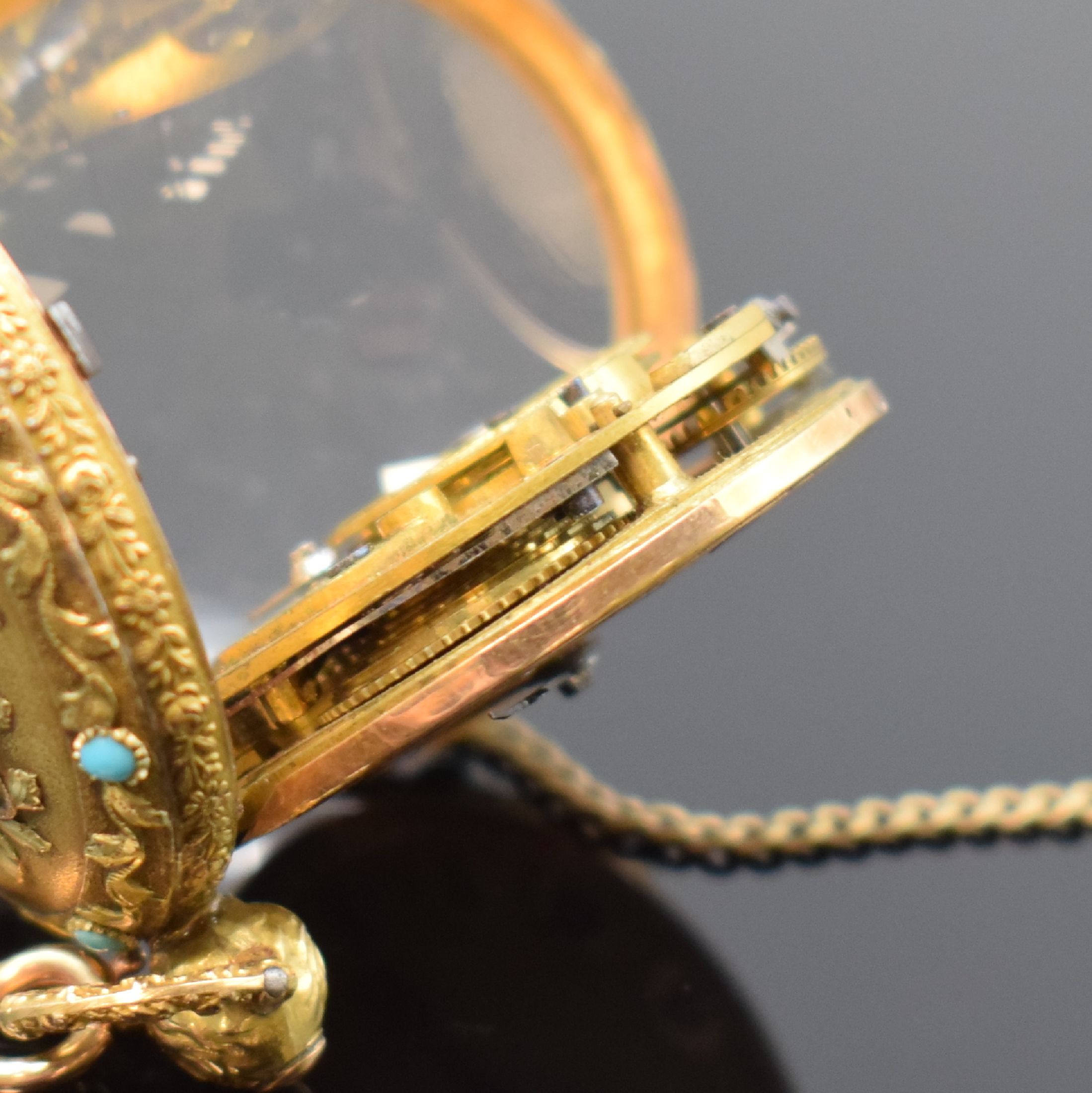 Detail e: Damen-Spindeltaschenuhr in GG 750/000, Schweiz um 1820, 3-teil. Gehäuse, Rückseite provis. geklebt, aufwendig grav. u. floral verz. in WG/GG/RG u. ...