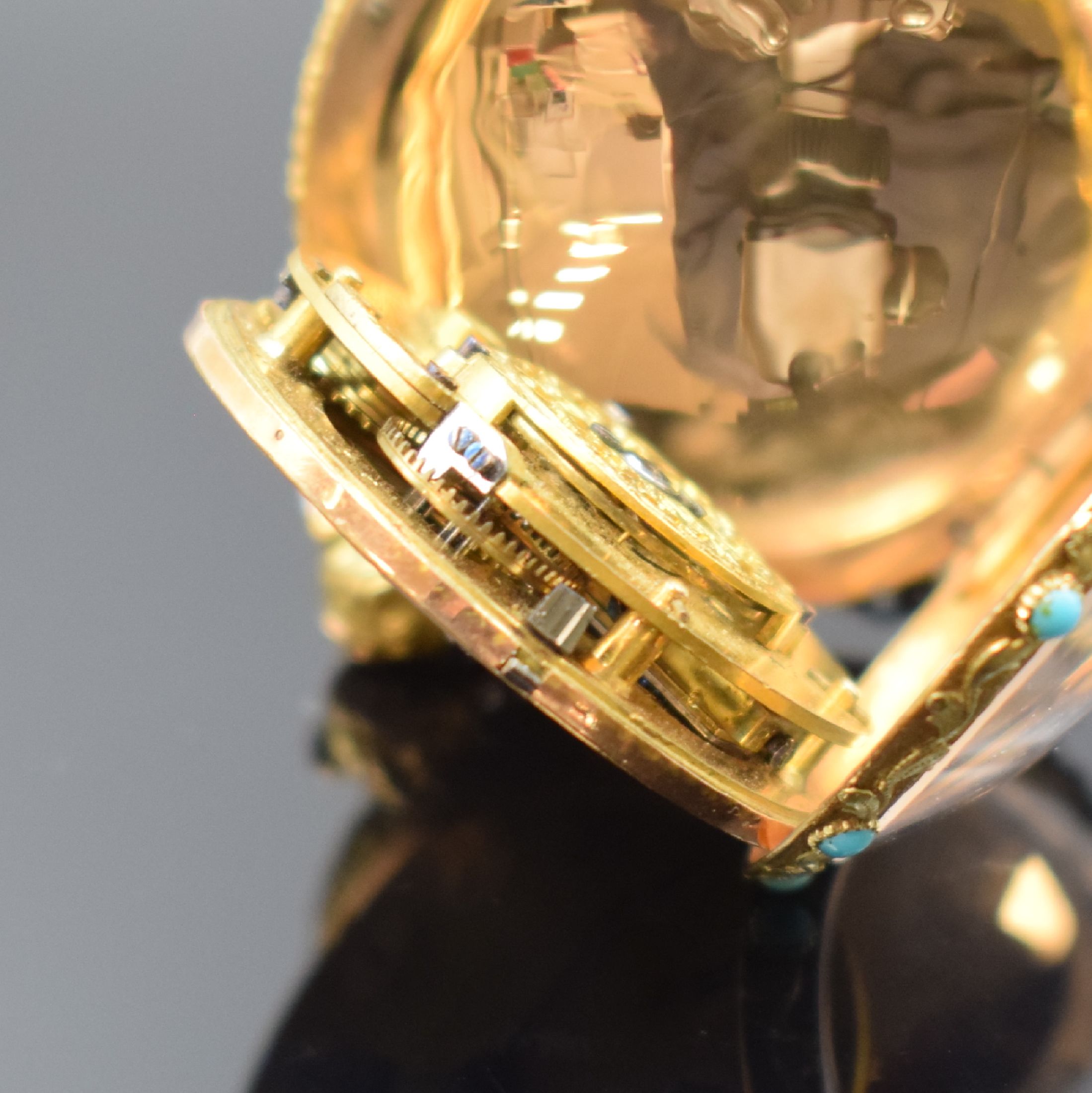 Detail f: Damen-Spindeltaschenuhr in GG 750/000, Schweiz um 1820, 3-teil. Gehäuse, Rückseite provis. geklebt, aufwendig grav. u. floral verz. in WG/GG/RG u. ...