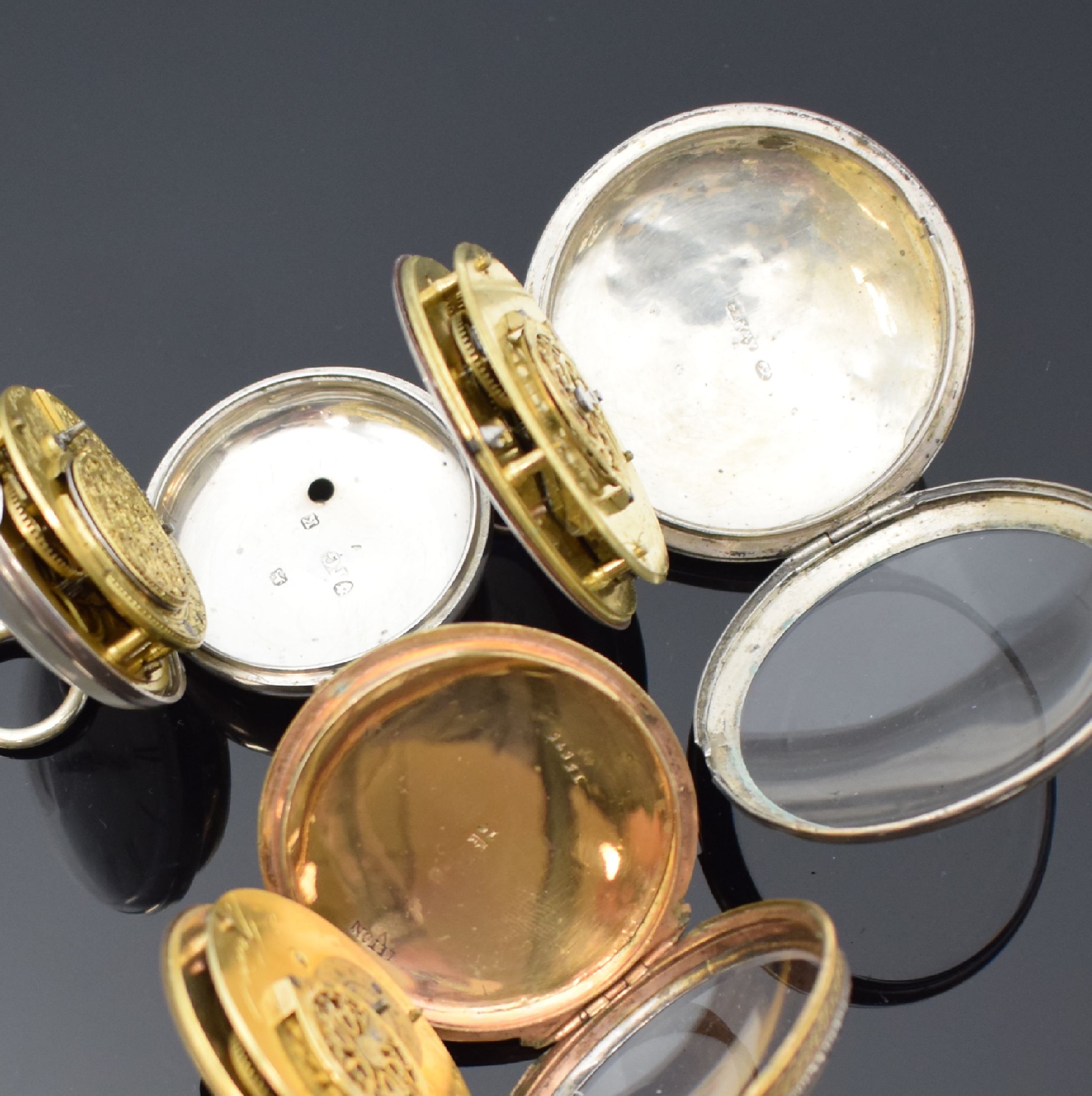 Detail e: 3 Spindeltaschenuhren: BREGUET, Ph. TERROT und Jn. COLLINS, Schweiz/England um 1820 - 1850, 2x in Silber u. 1x verg. und mit Emailmalerei (besch.) u. ...