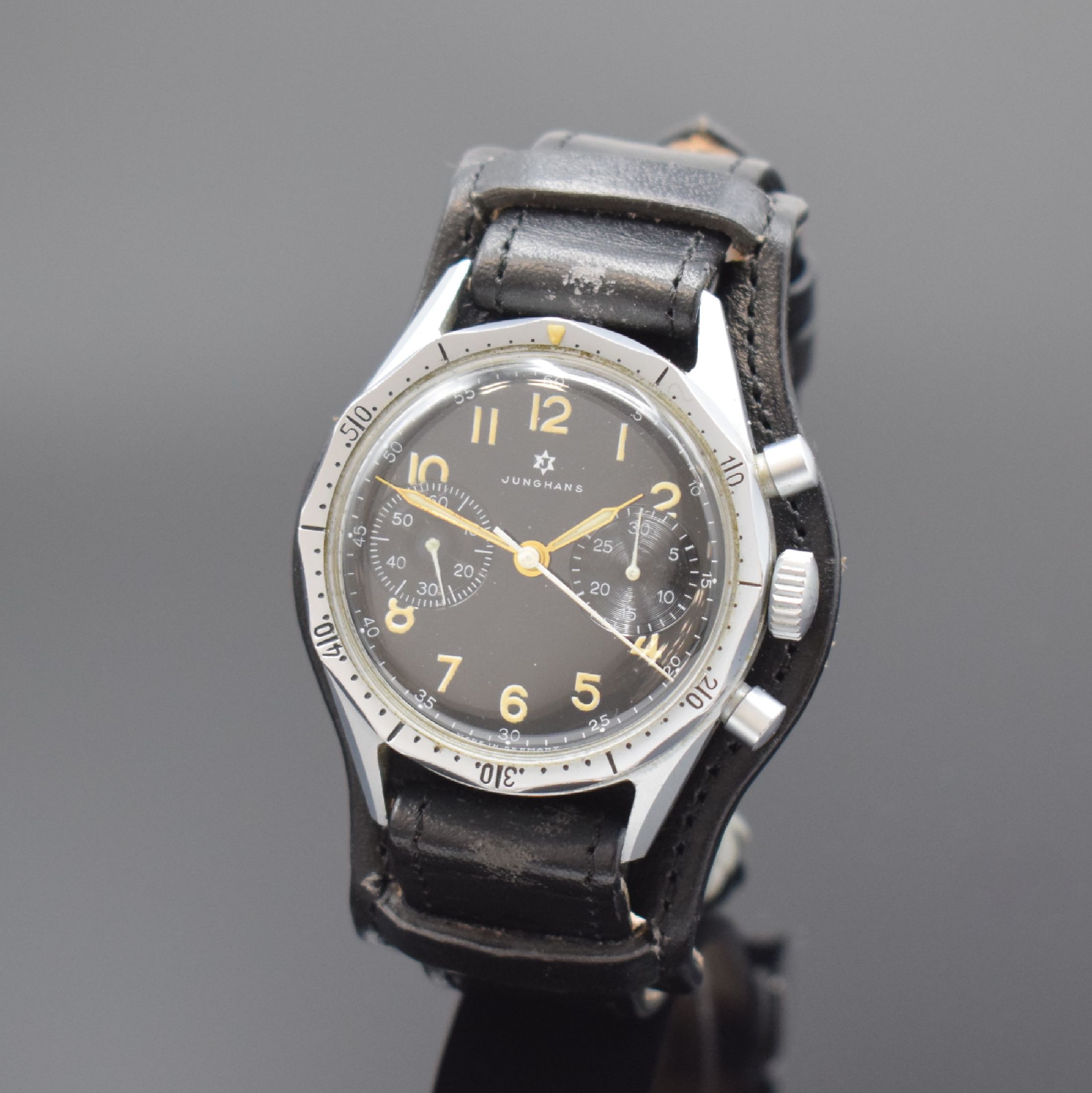 JUNGHANS Fliegerchronograph der Bundeswehr mit Kaliber 88, Deutschland um 1960, Handaufzug, matt verchr. Geh., Drehlünette m. 60er Teilung, geschr. ...