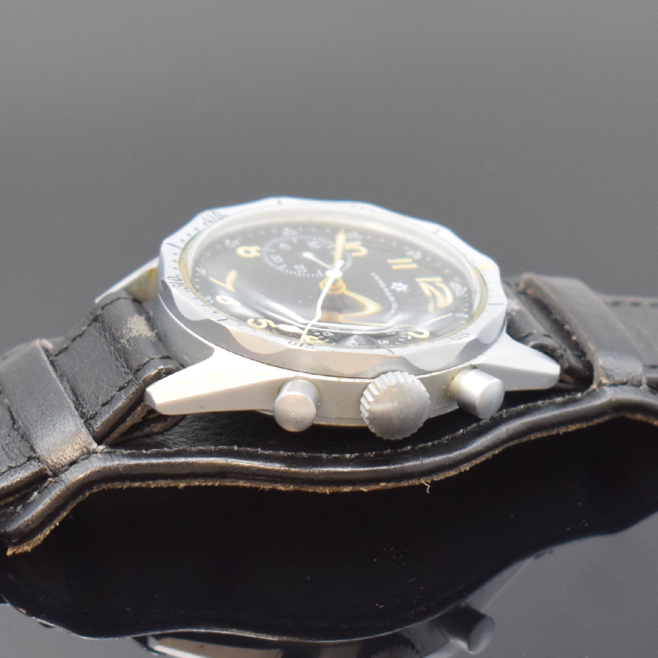 Detail b: JUNGHANS Fliegerchronograph der Bundeswehr mit Kaliber 88, Deutschland um 1960, Handaufzug, matt verchr. Geh., Drehlünette m. 60er Teilung, geschr. ...