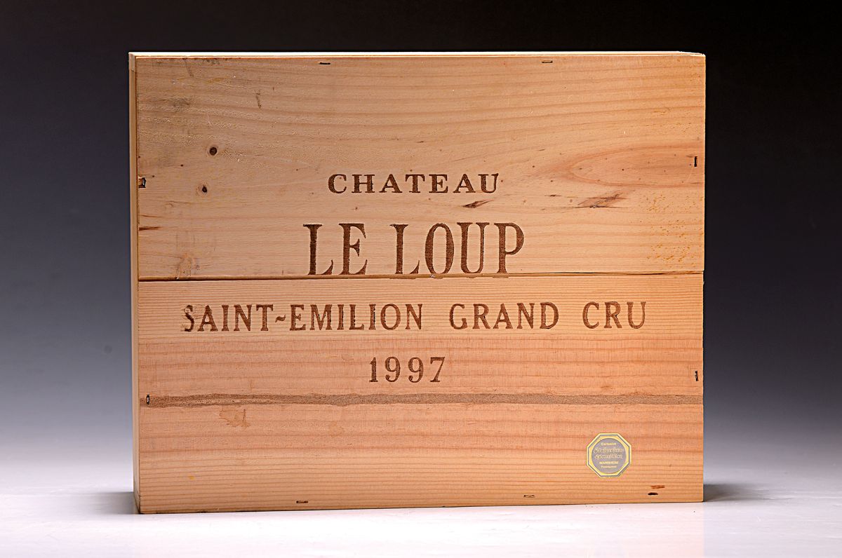 3 Flaschen 1997 Chateau Le Loup, Saint Emilion, wohl je ca. 750ml, in ungeöffneter Holzkiste