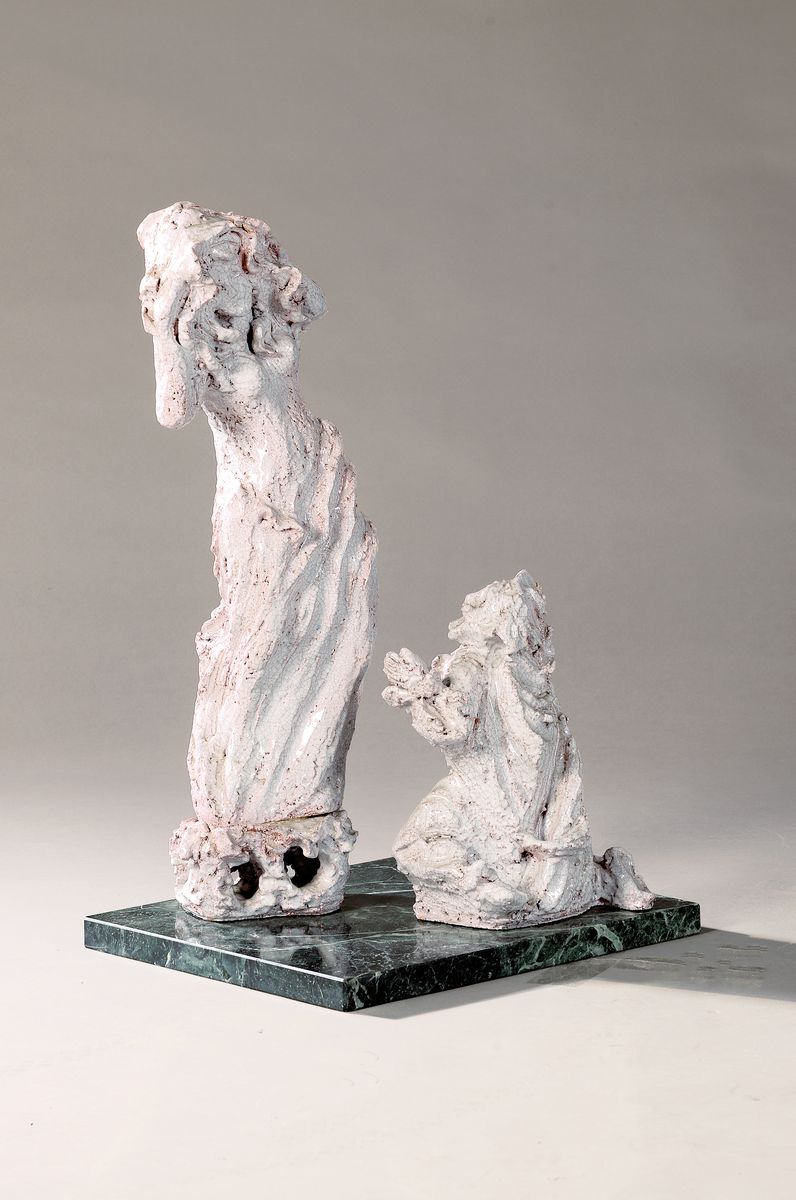 Georg Günther Zeuner, 1923 Dresden-2011 Speyer, Frau und Bettler, zwei Keramiken auf Marmorplatte montiert, engobiert mit Craquelé, min. best., H. ...