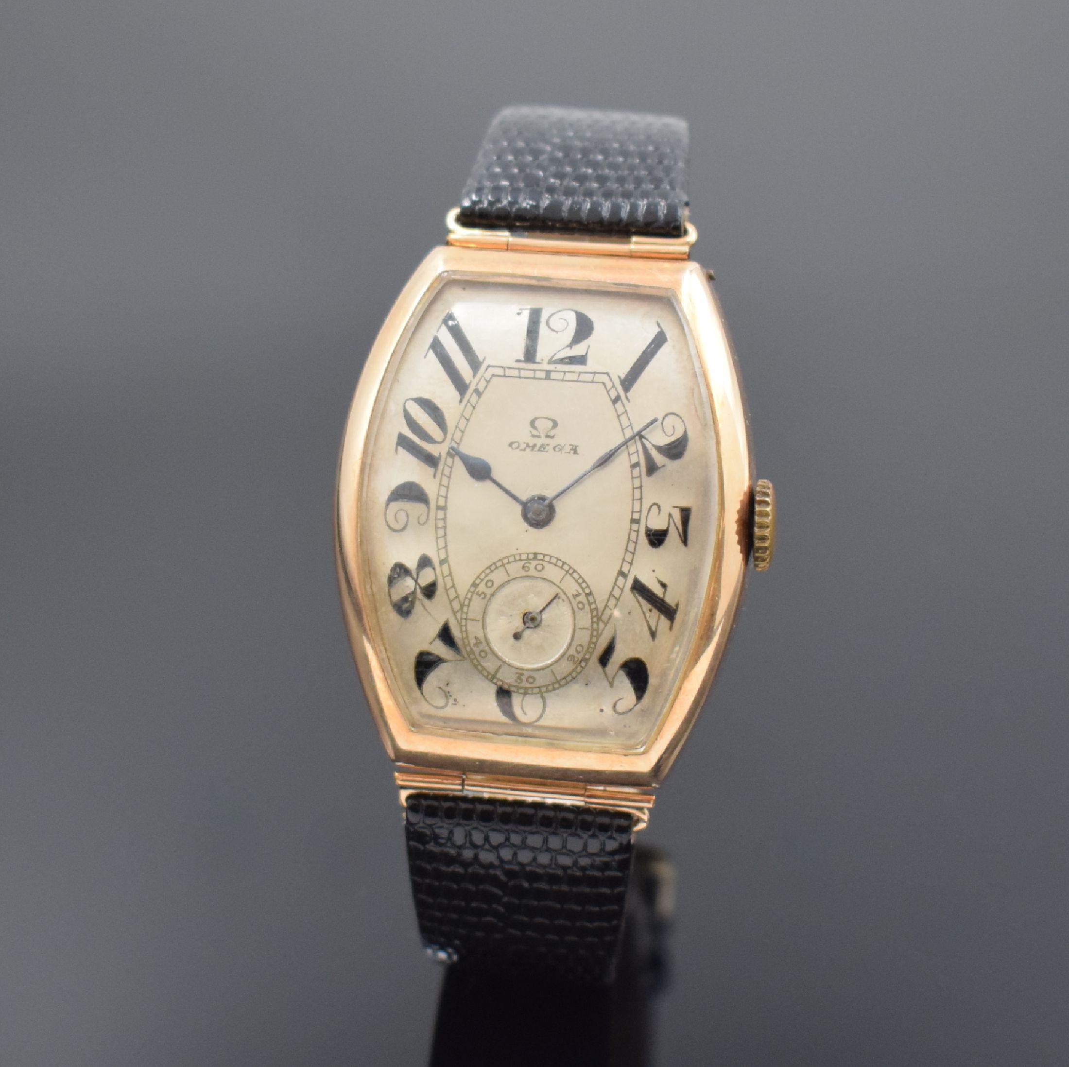 OMEGA frühe Herrenarmbanduhr für den russischen Markt um 1915 in RG 583/000, Handaufzug, 2-teil., tonneauförm. Geh., in sich gewölbt, ...