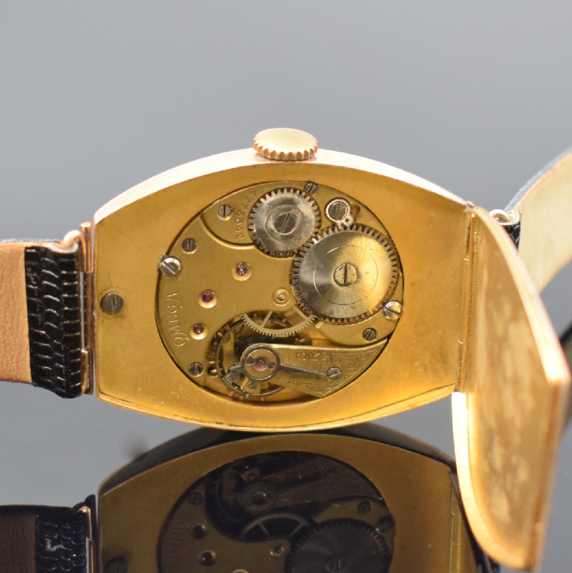 Detail d: OMEGA frühe Herrenarmbanduhr für den russischen Markt um 1915 in RG 583/000, Handaufzug, 2-teil., tonneauförm. Geh., in sich gewölbt, ...