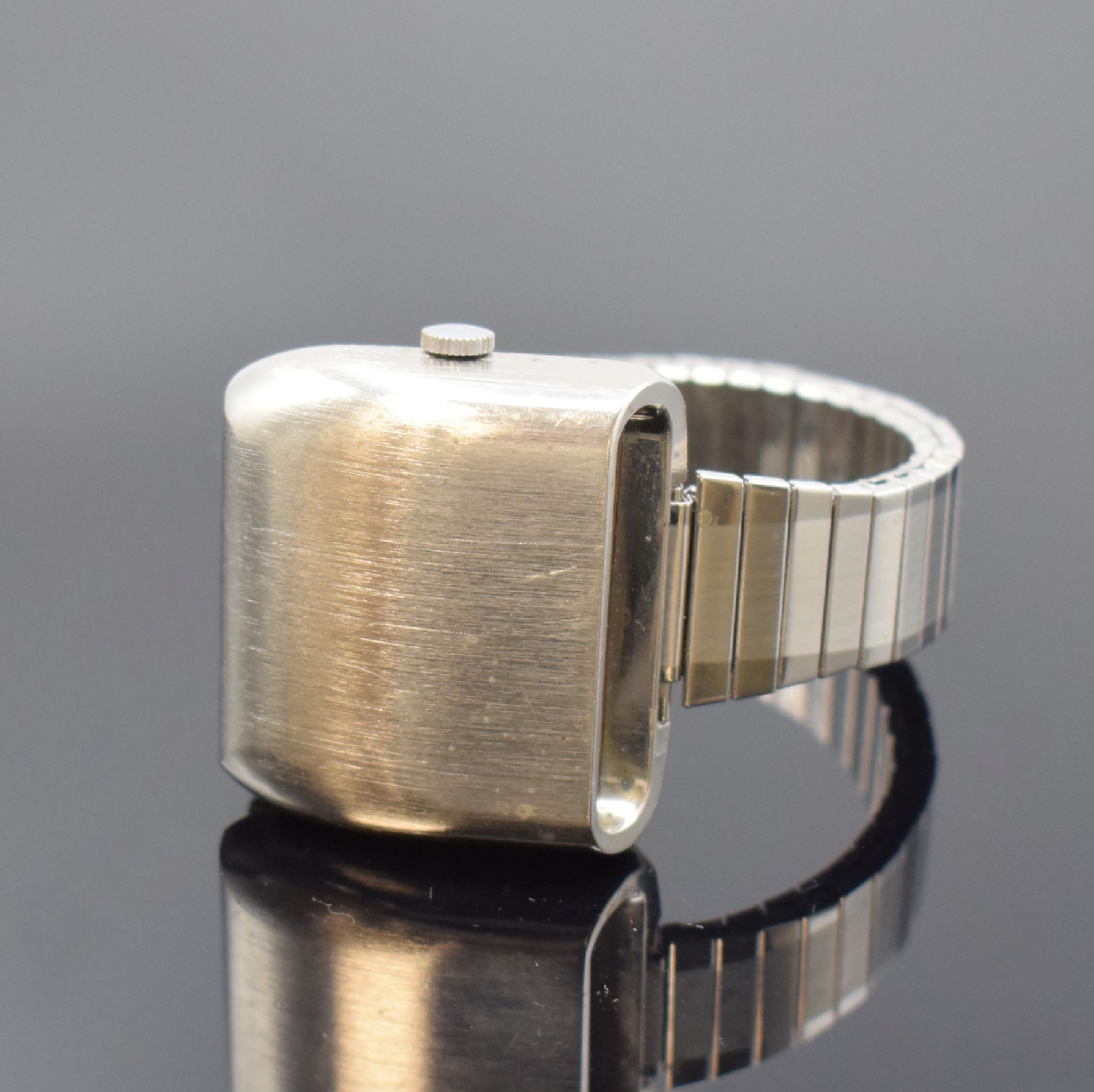Detail b: AMIDA Digitrend seltene Herrenarmbanduhr mit gespiegelter digitaler Anzeige, Schweiz um 1970, Handaufzug, Cockpit-Design, US Patent 3685283, verchr. ...
