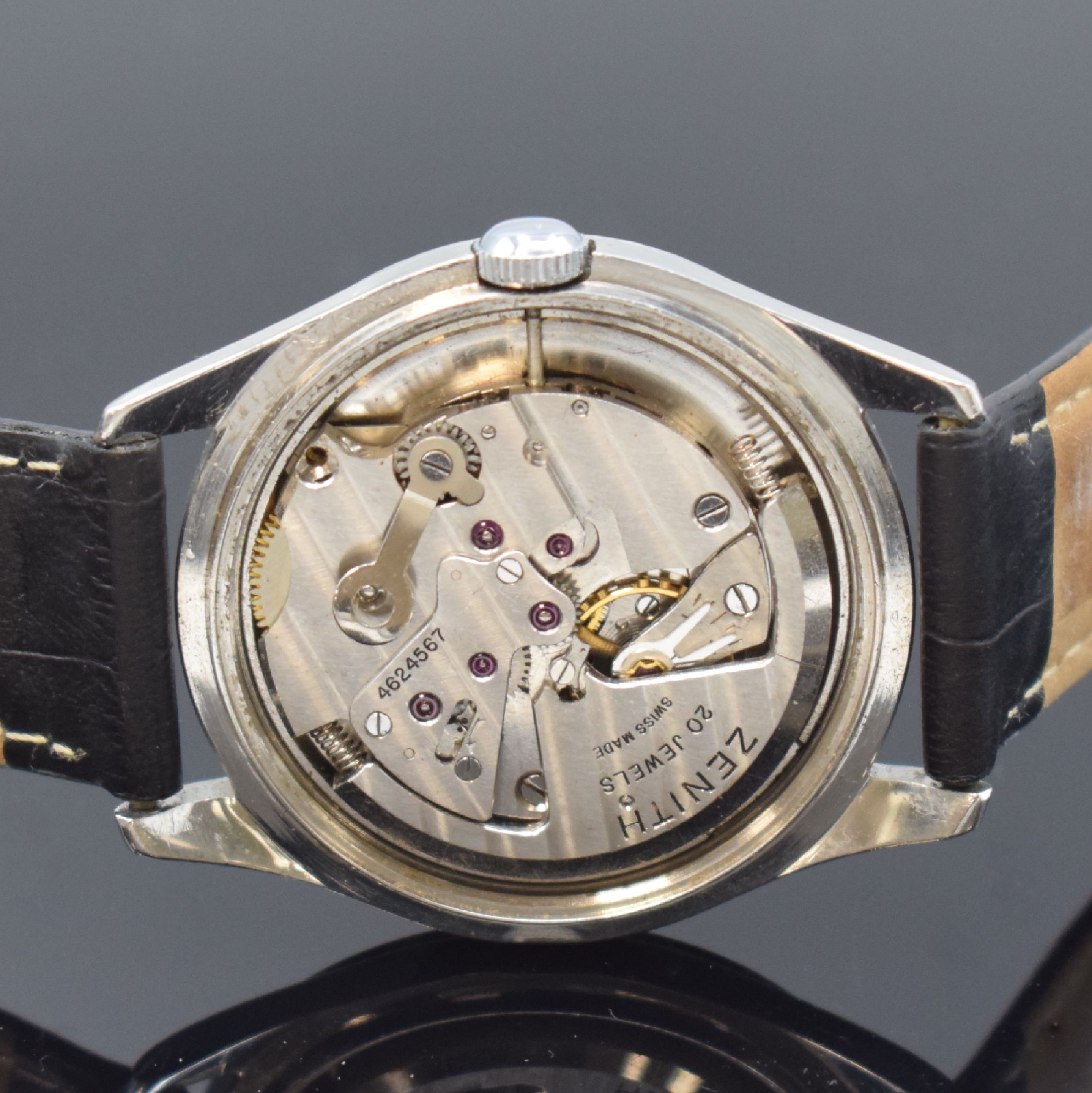 Detail d: ZENITH seltene Herrenarmbanduhr Kaliber 133.8, Schweiz um 1956, Hammerautomatik, Edelstahlgeh., Boden verschr., silb. Zifferbl. m. aufges. Std.-Ind. ...