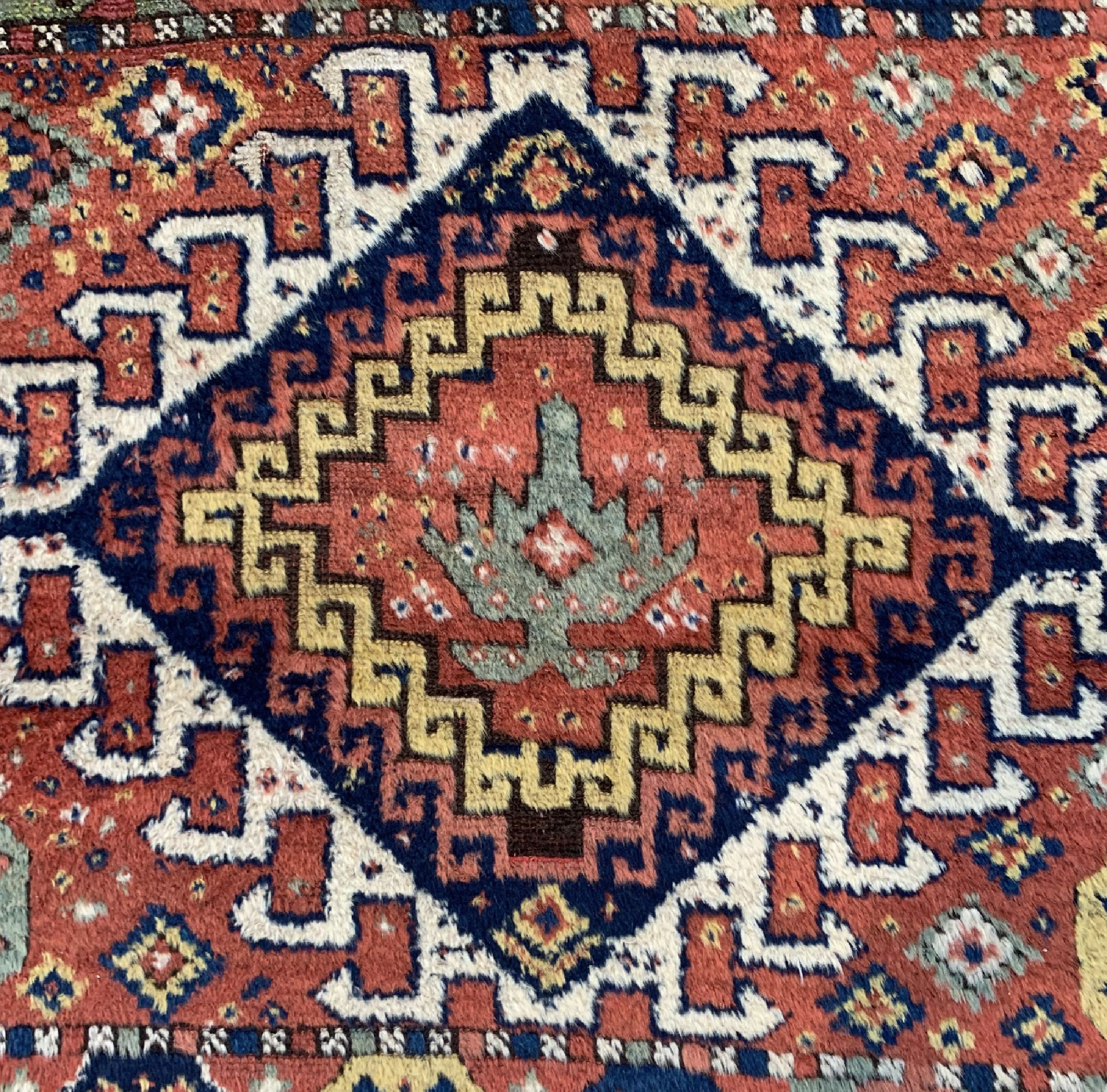 Detail b: Kurdischer Dorfteppich, Persien, um 1900, Wolle auf Wolle, ca. 305 x 135 cm, EHZ: 2-3, (Oxidierte Stellen)