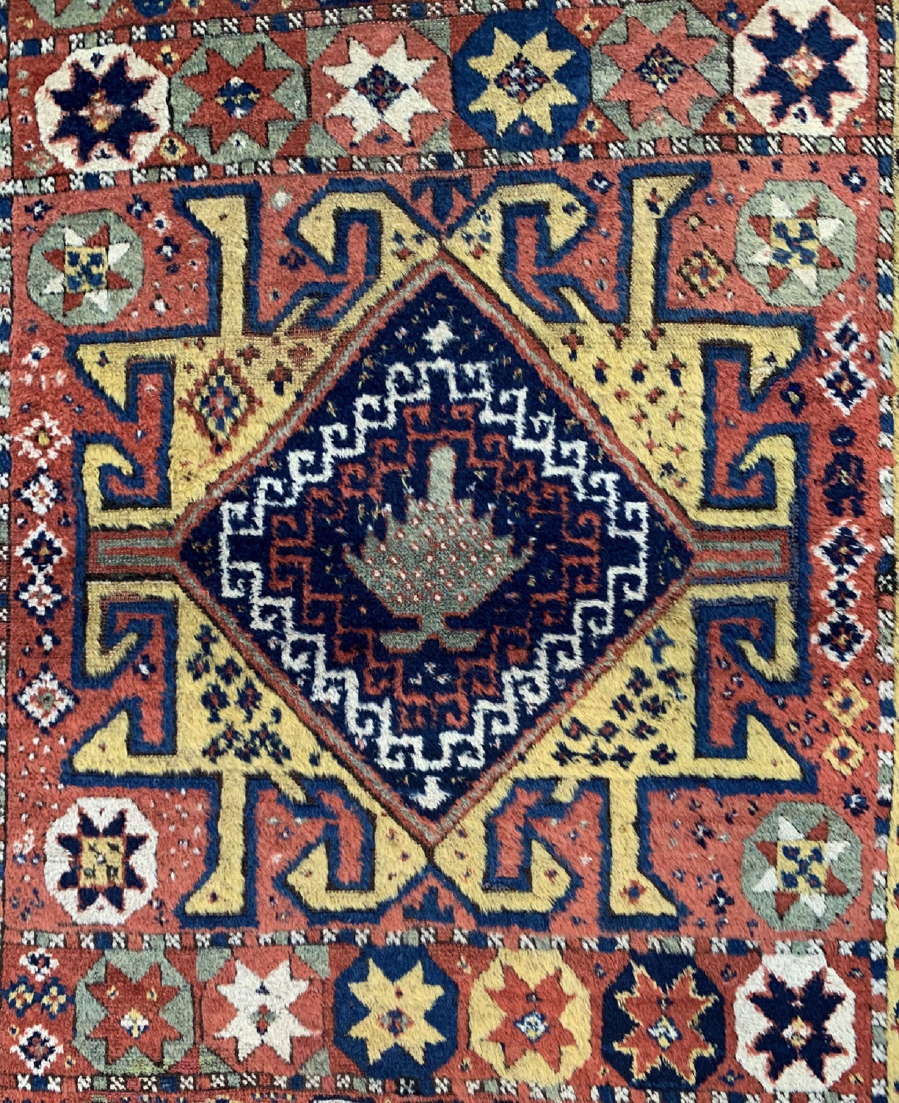 Detail c: Kurdischer Dorfteppich, Persien, um 1900, Wolle auf Wolle, ca. 305 x 135 cm, EHZ: 2-3, (Oxidierte Stellen)