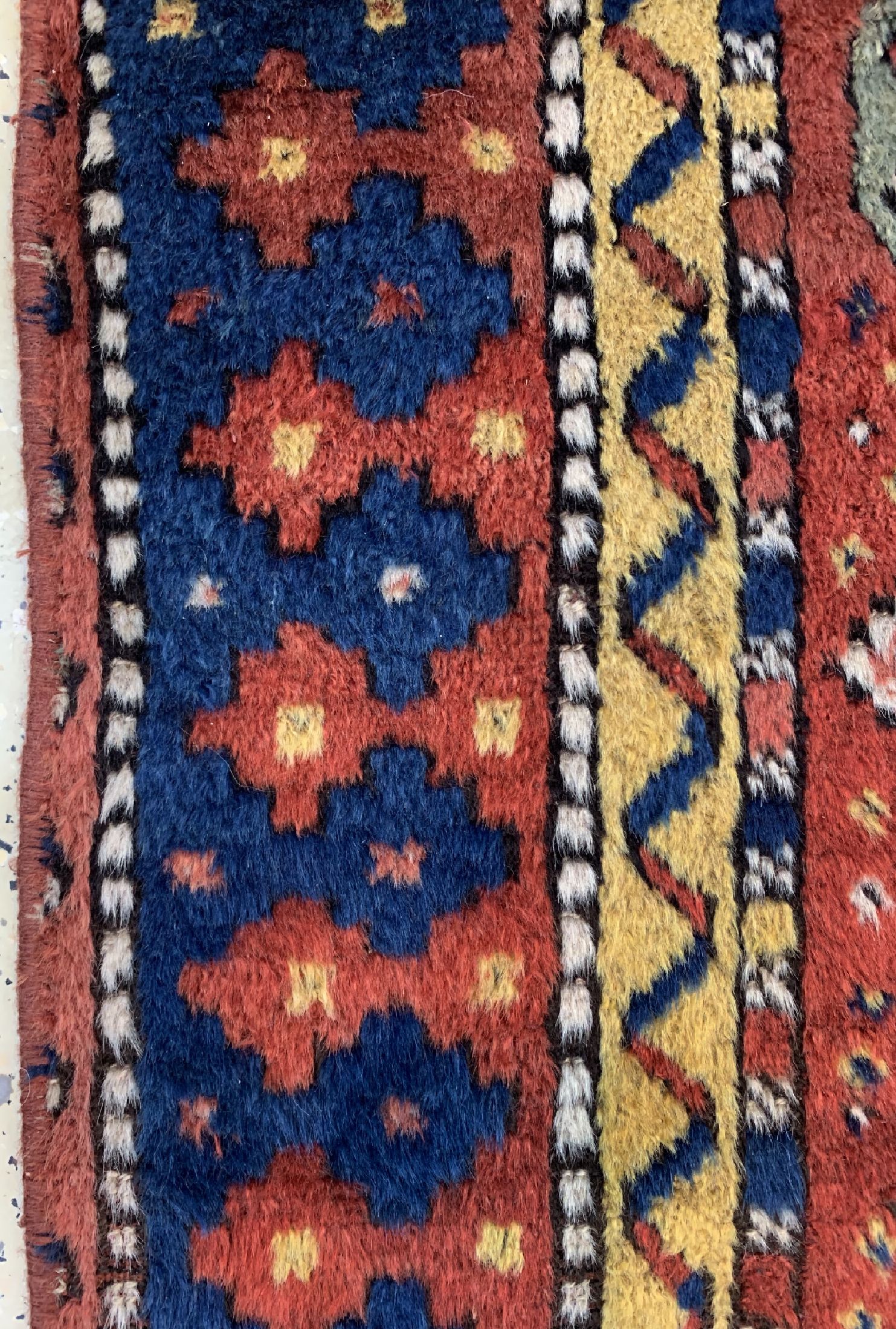 Detail d: Kurdischer Dorfteppich, Persien, um 1900, Wolle auf Wolle, ca. 305 x 135 cm, EHZ: 2-3, (Oxidierte Stellen)
