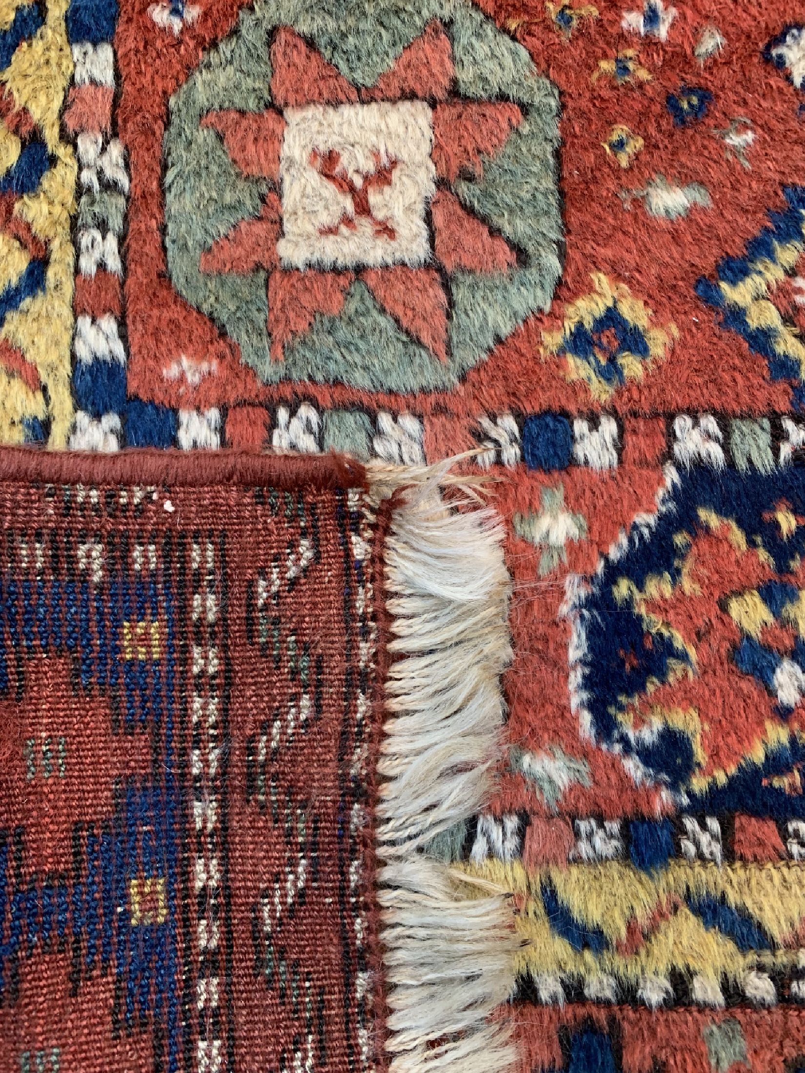 Detail e: Kurdischer Dorfteppich, Persien, um 1900, Wolle auf Wolle, ca. 305 x 135 cm, EHZ: 2-3, (Oxidierte Stellen)