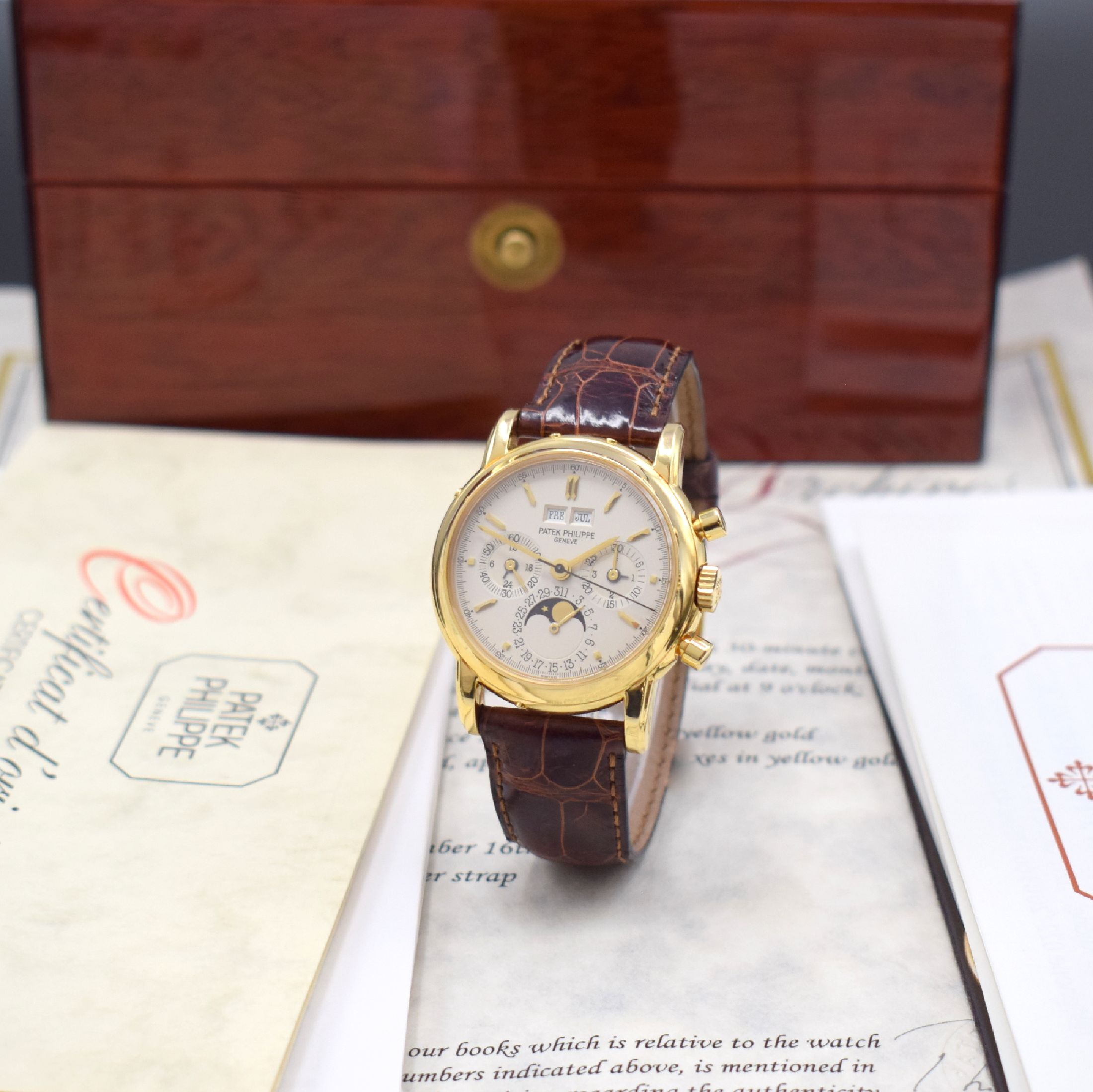 PATEK PHILIPPE hochfeiner und extrem seltener, astronomischer Armbandchronograph mit ewigem Kalender Referenz 3970E, Handaufzug, GG 750/000 inkl. ...