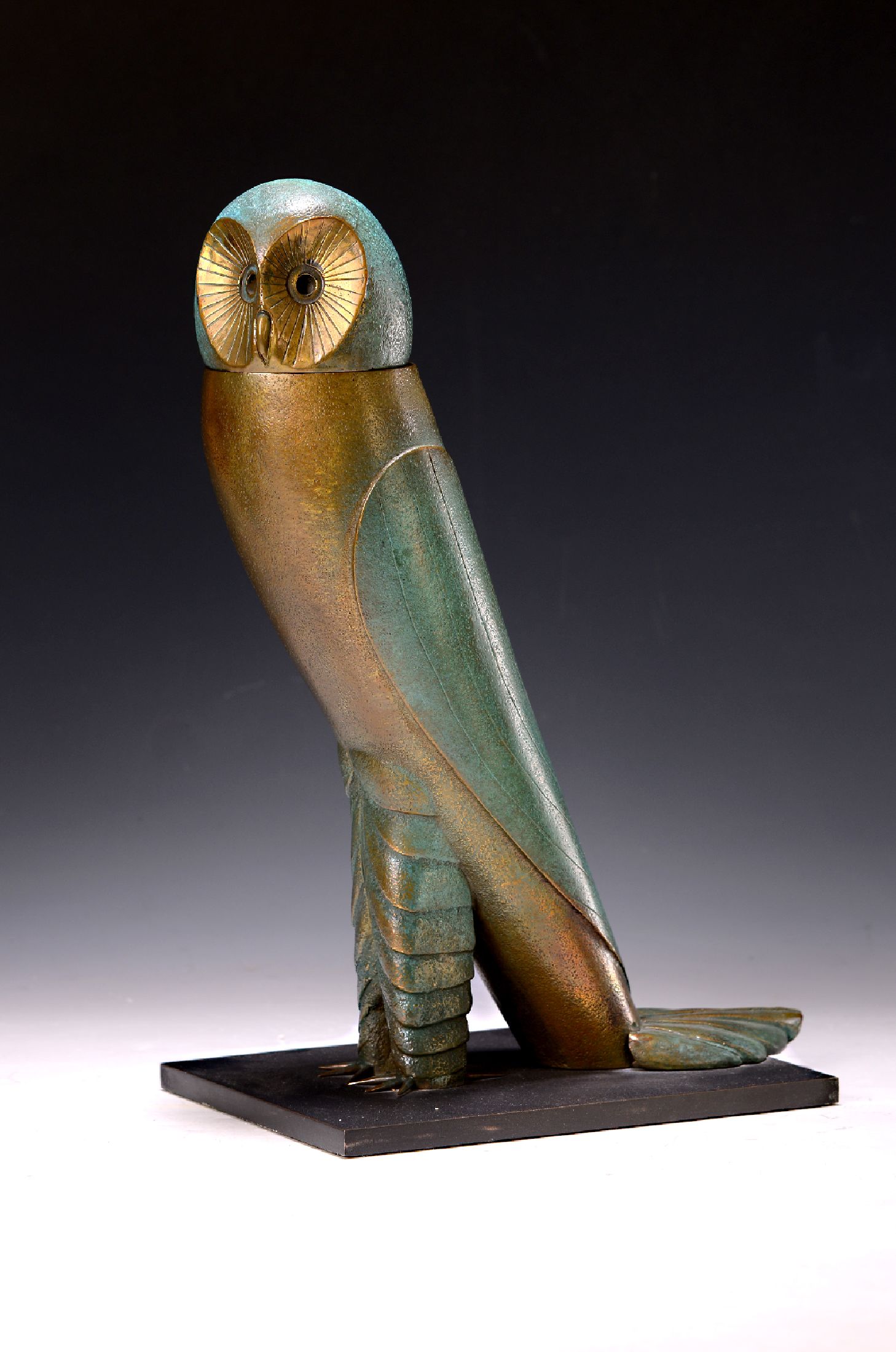 Paul Wunderlich, 1927-2010, Eule, Bronzeplastik mit drehbarem Kopf (um 360 Grad), teilpatiniert, sign., num. 66/480, H. ca. 34cm