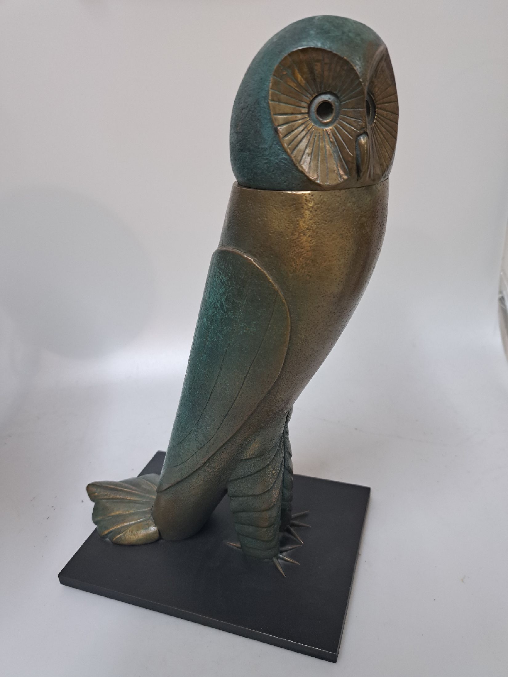 Detail a: Paul Wunderlich, 1927-2010, Eule, Bronzeplastik mit drehbarem Kopf (um 360 Grad), teilpatiniert, sign., num. 66/480, H. ca. 34cm
