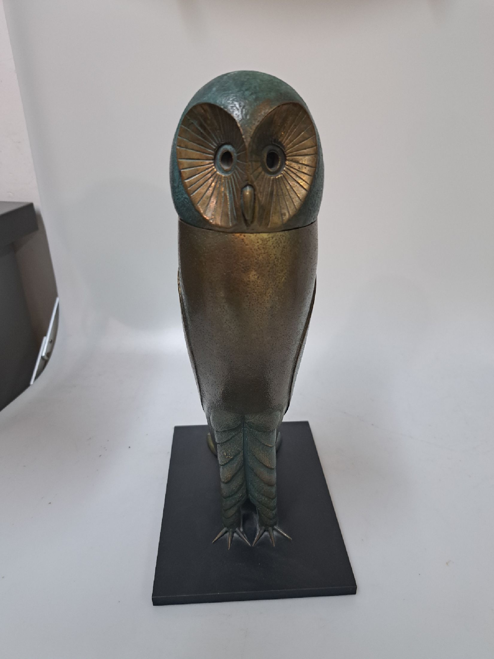 Detail b: Paul Wunderlich, 1927-2010, Eule, Bronzeplastik mit drehbarem Kopf (um 360 Grad), teilpatiniert, sign., num. 66/480, H. ca. 34cm