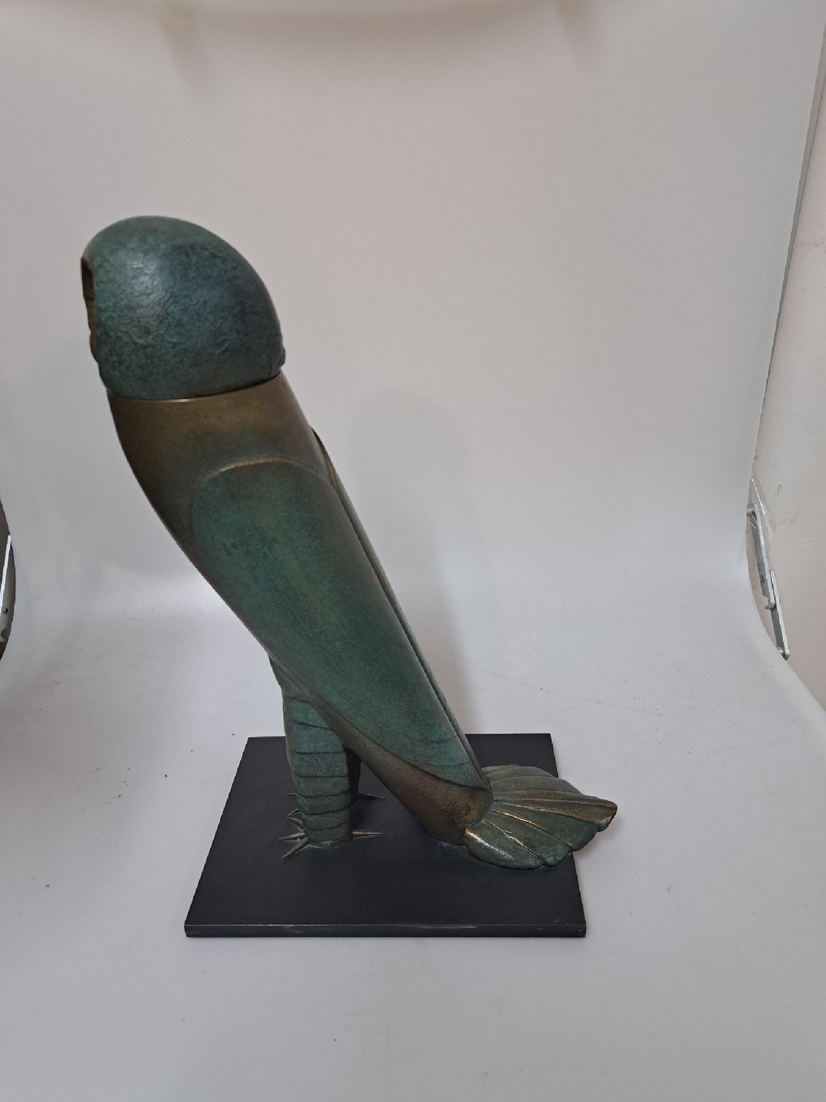 Detail c: Paul Wunderlich, 1927-2010, Eule, Bronzeplastik mit drehbarem Kopf (um 360 Grad), teilpatiniert, sign., num. 66/480, H. ca. 34cm