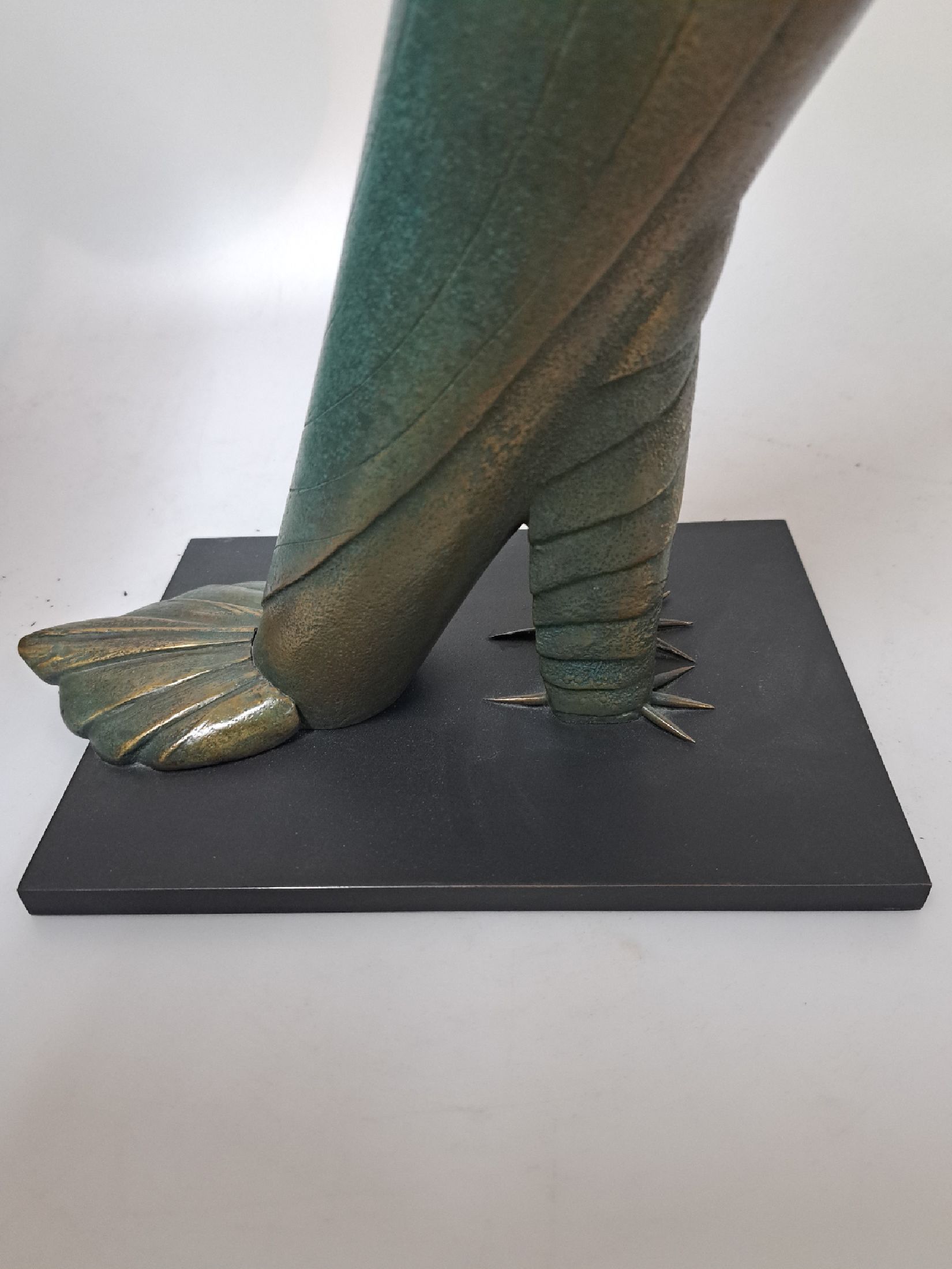 Detail e: Paul Wunderlich, 1927-2010, Eule, Bronzeplastik mit drehbarem Kopf (um 360 Grad), teilpatiniert, sign., num. 66/480, H. ca. 34cm