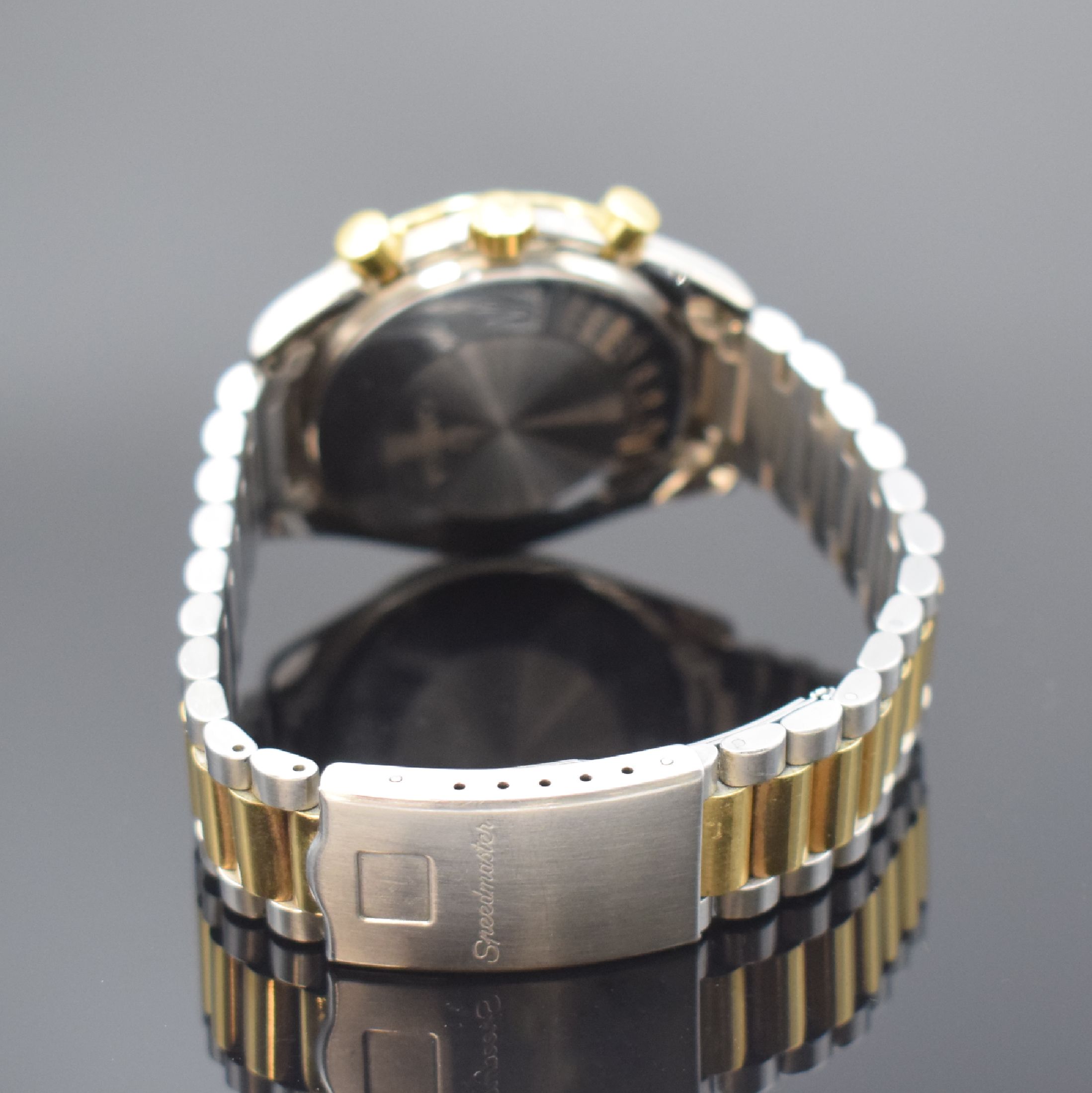 Detail b: OMEGA Speedmaster Bicolor Armbandchronograph Referenz 175.0032, Automatik, Schweiz um 1990, Automatik, gold. Lünette m. Tachymeterskala, z. T. verg. ...