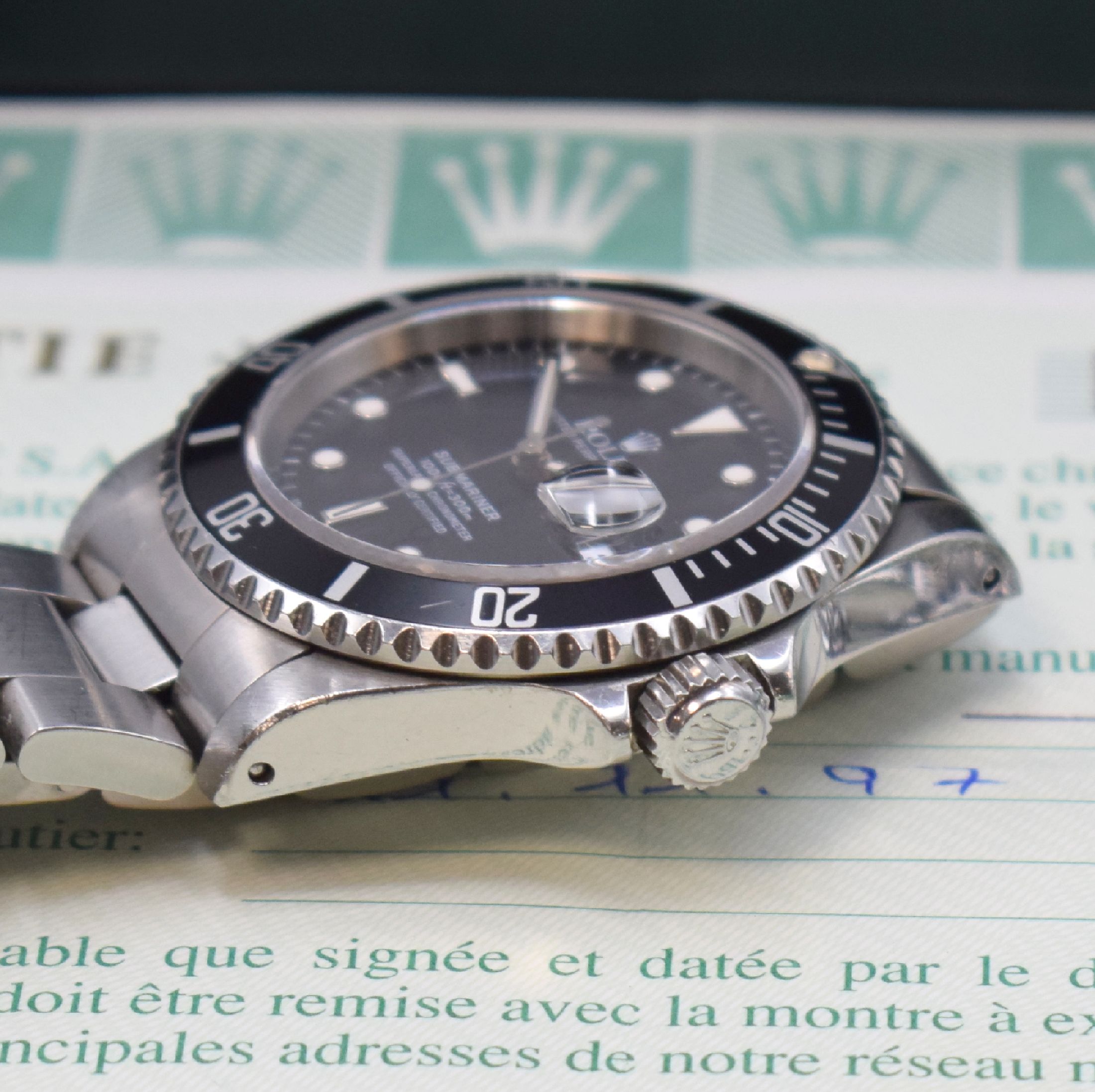 Detail c: ROLEX Oyster Perpetual Date Submariner Herrenarmbanduhr in Stahl Referenz 16610 mit original Zertifikat und Box, Schweiz verk. 11/1997, U-Serie, LC ...