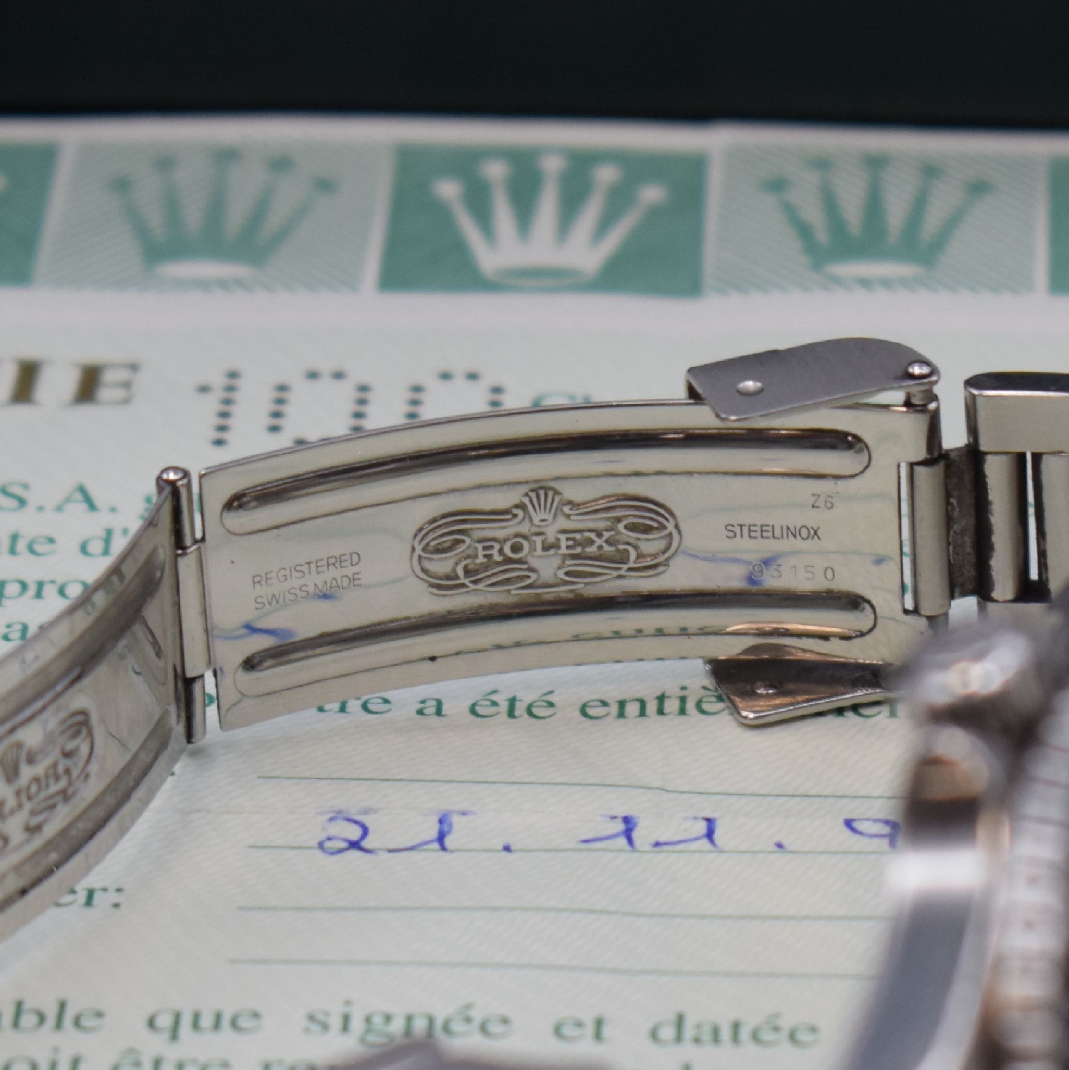 Detail d: ROLEX Oyster Perpetual Date Submariner Herrenarmbanduhr in Stahl Referenz 16610 mit original Zertifikat und Box, Schweiz verk. 11/1997, U-Serie, LC ...