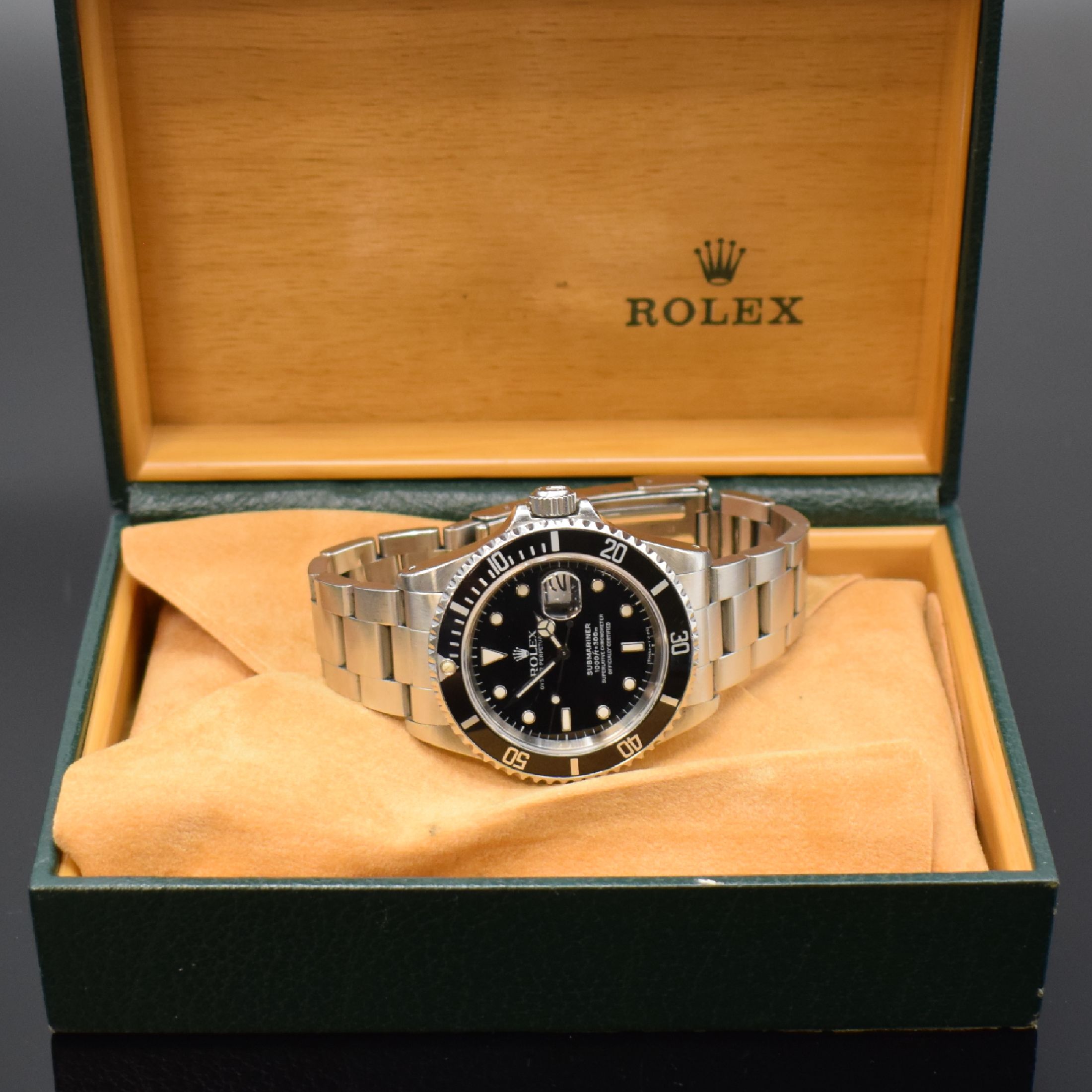 Detail f: ROLEX Oyster Perpetual Date Submariner Herrenarmbanduhr in Stahl Referenz 16610 mit original Zertifikat und Box, Schweiz verk. 11/1997, U-Serie, LC ...