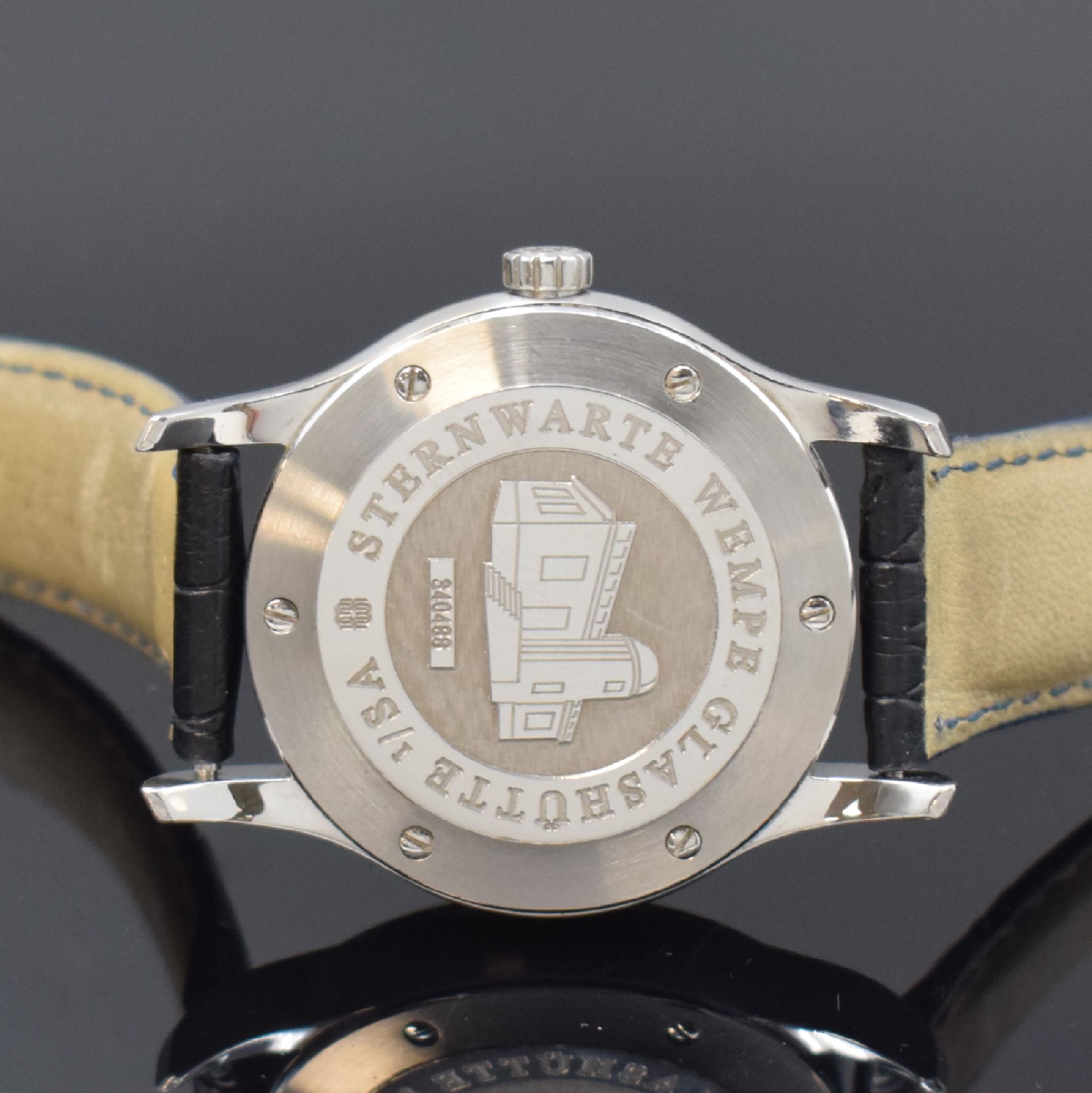 Detail d: WEMPE Zeitmeister Glashütte i/SA Chronometer Herrenarmbanduhr in Stahl, Deutschland um 2010, Automatik, 3-teil. Gehäuse, Boden verschr., weißes ...