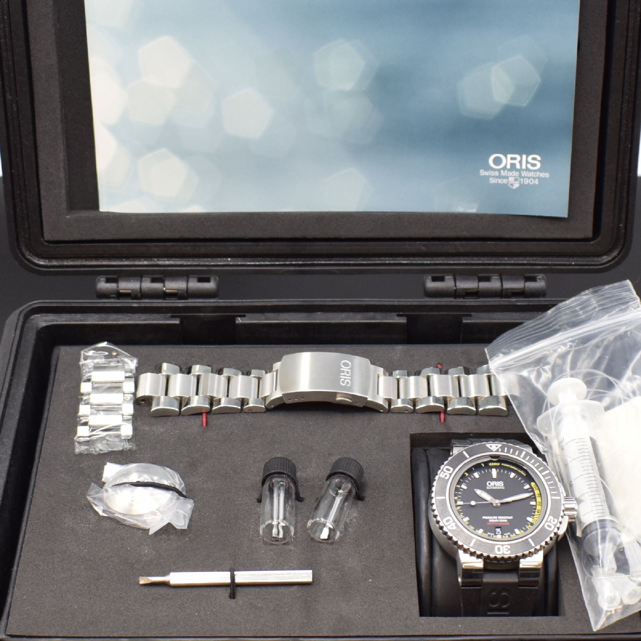 Detail e: ORIS Aquis Depth Gauge Taucherarmbanduhr Referenz 7675, Schweiz um 2015, Automatik, massives beids. vergl. Gehäuse in Edelstahl, Boden u. Krone ...