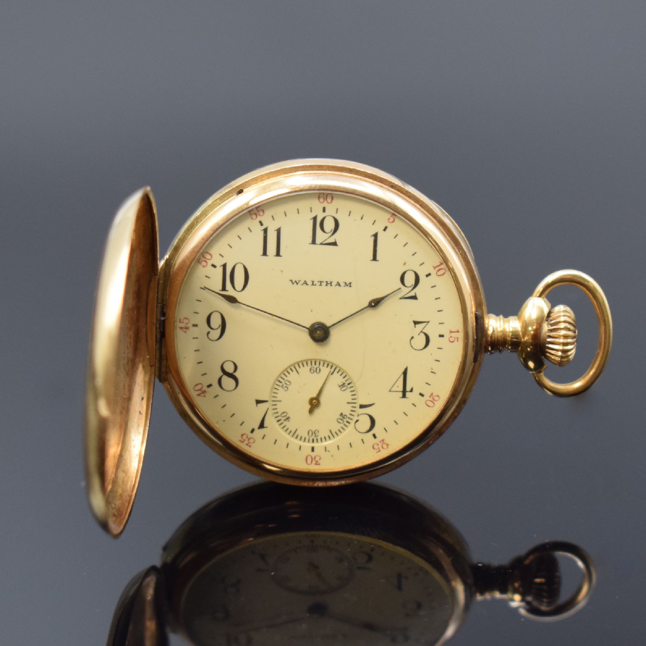WALTHAM Savonette in GG 585/000, USA um 1905, 3-Deckel Goldgeh. dell., Emailzifferbl. mit arab. Zahlen riss., silb. Werk m. Schr.-Unr. def./zu rep., ...