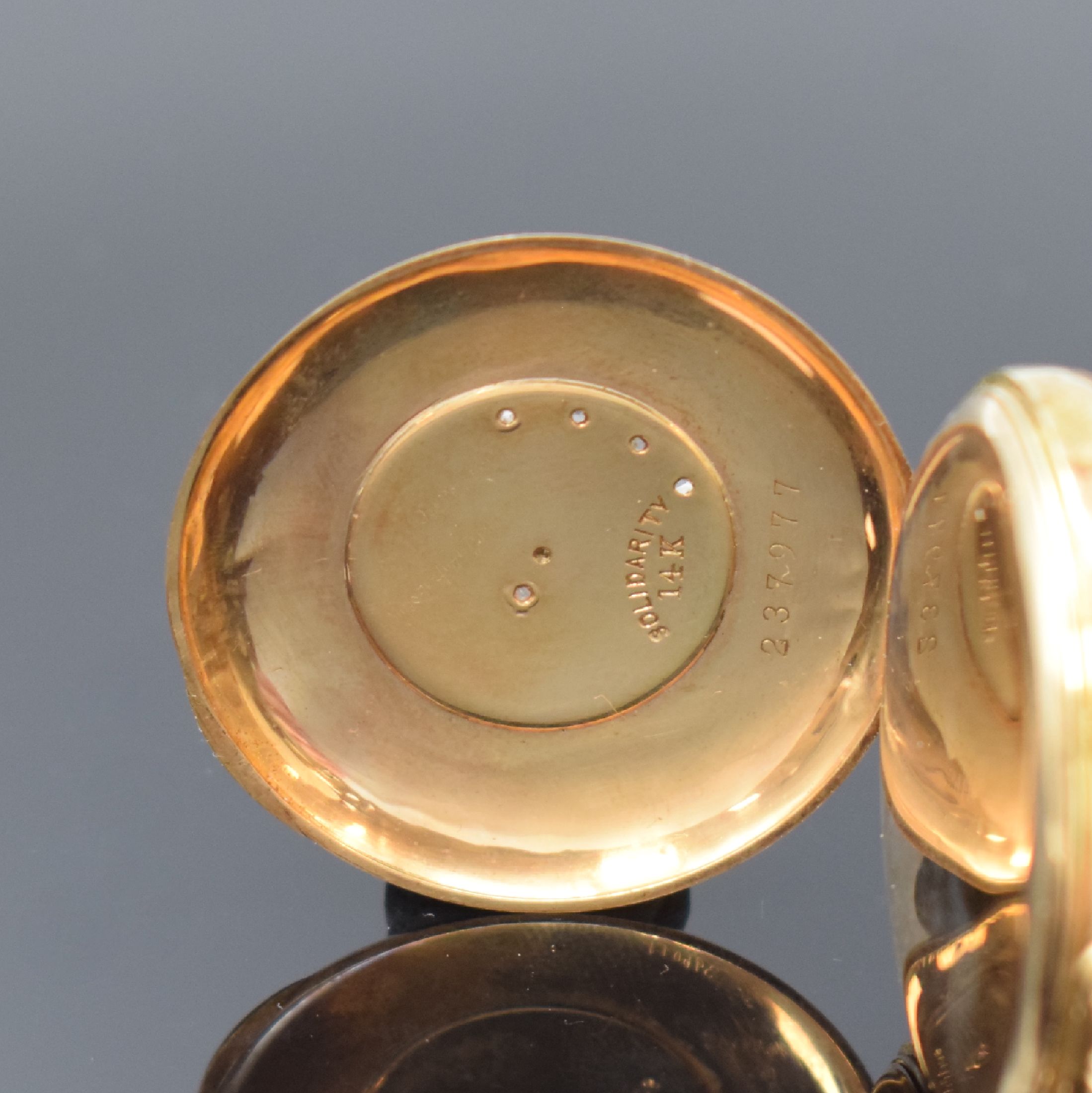 Detail d: WALTHAM Savonette in GG 585/000, USA um 1905, 3-Deckel Goldgeh. dell., Emailzifferbl. mit arab. Zahlen riss., silb. Werk m. Schr.-Unr. def./zu rep., ...