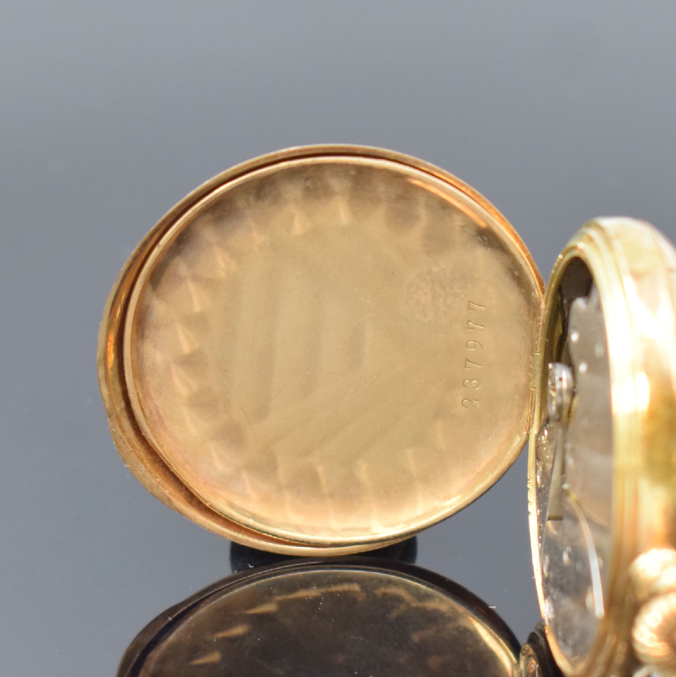 Detail f: WALTHAM Savonette in GG 585/000, USA um 1905, 3-Deckel Goldgeh. dell., Emailzifferbl. mit arab. Zahlen riss., silb. Werk m. Schr.-Unr. def./zu rep., ...