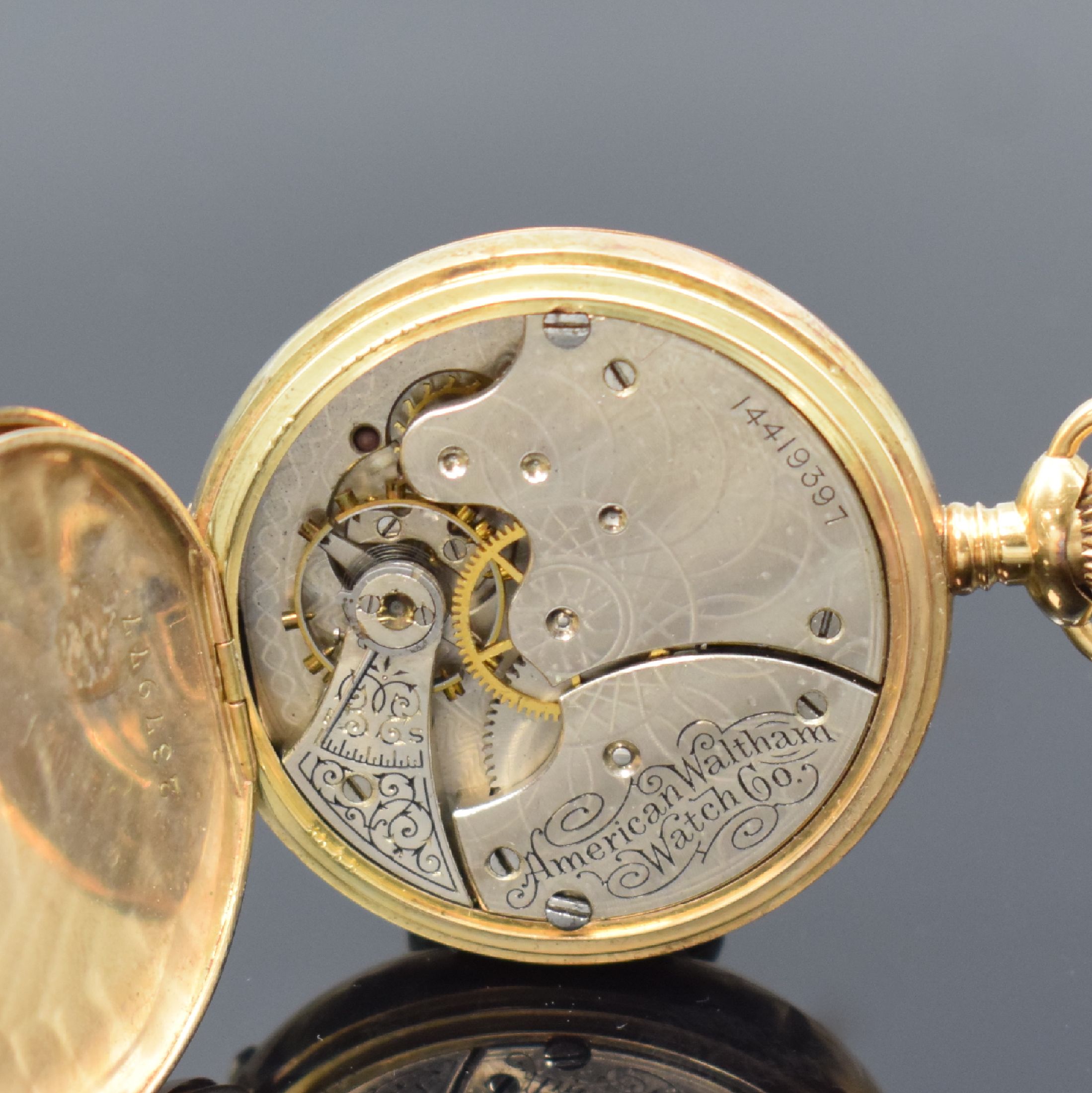 Detail g: WALTHAM Savonette in GG 585/000, USA um 1905, 3-Deckel Goldgeh. dell., Emailzifferbl. mit arab. Zahlen riss., silb. Werk m. Schr.-Unr. def./zu rep., ...