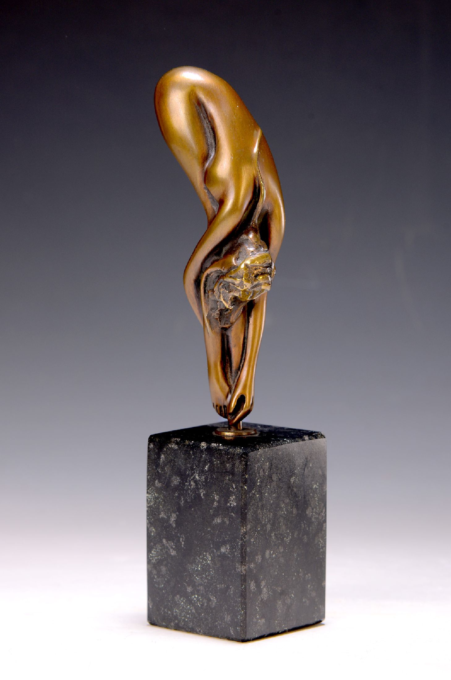 Bruno Bruni, geb. 1935 Gradara Italien, Vignetta, Bronzeskulptur, signiert, num. 554/750, Steinsockel, Gesamth. ca. 23.5cm