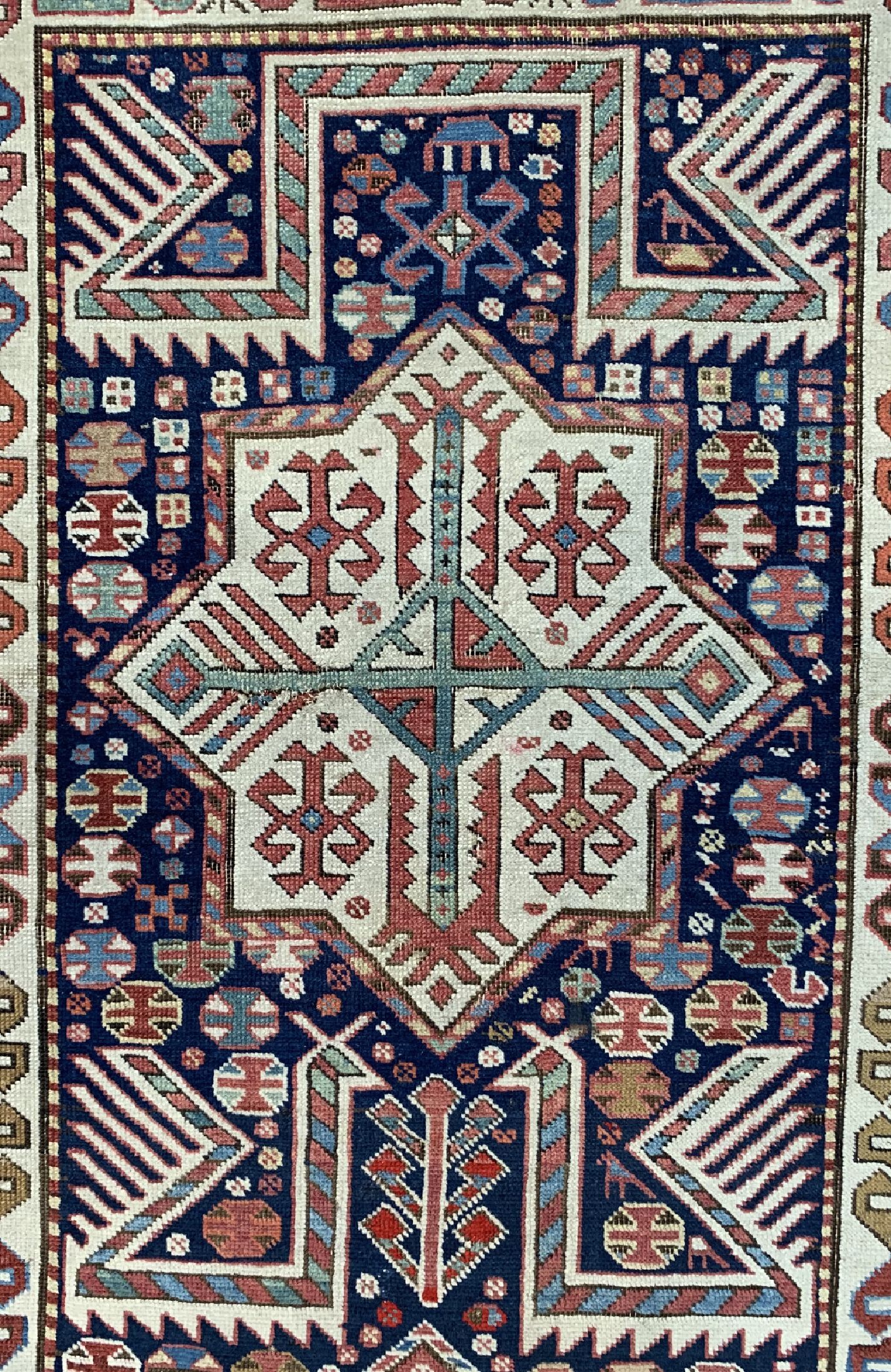 Detail a: Antiker Kazak"Akstafa", Kaukasus, 19.Jhd, Wolle auf Wolle, ca. 185 x 92 cm, EHZ: 2-3, (restauriert)