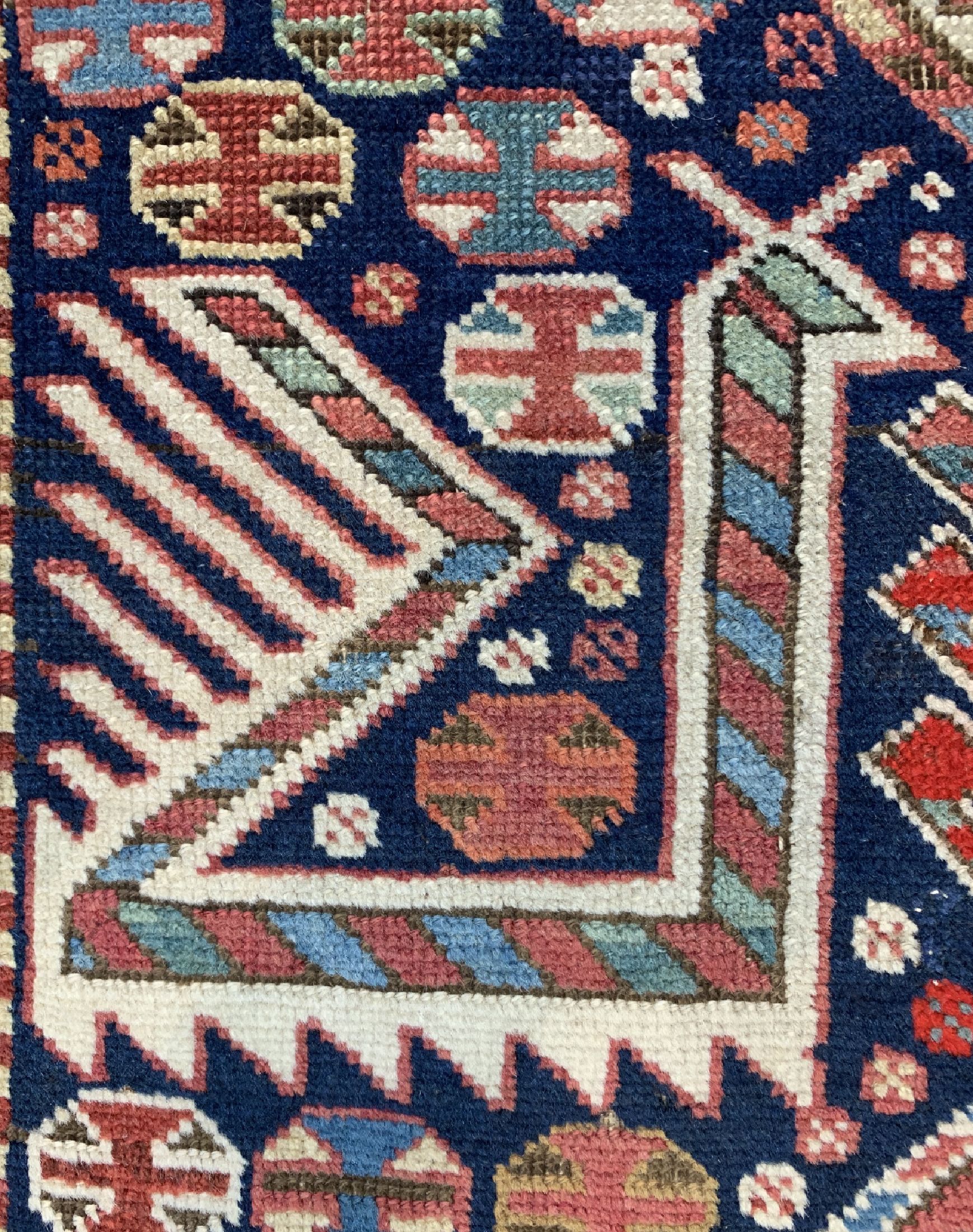 Detail b: Antiker Kazak"Akstafa", Kaukasus, 19.Jhd, Wolle auf Wolle, ca. 185 x 92 cm, EHZ: 2-3, (restauriert)