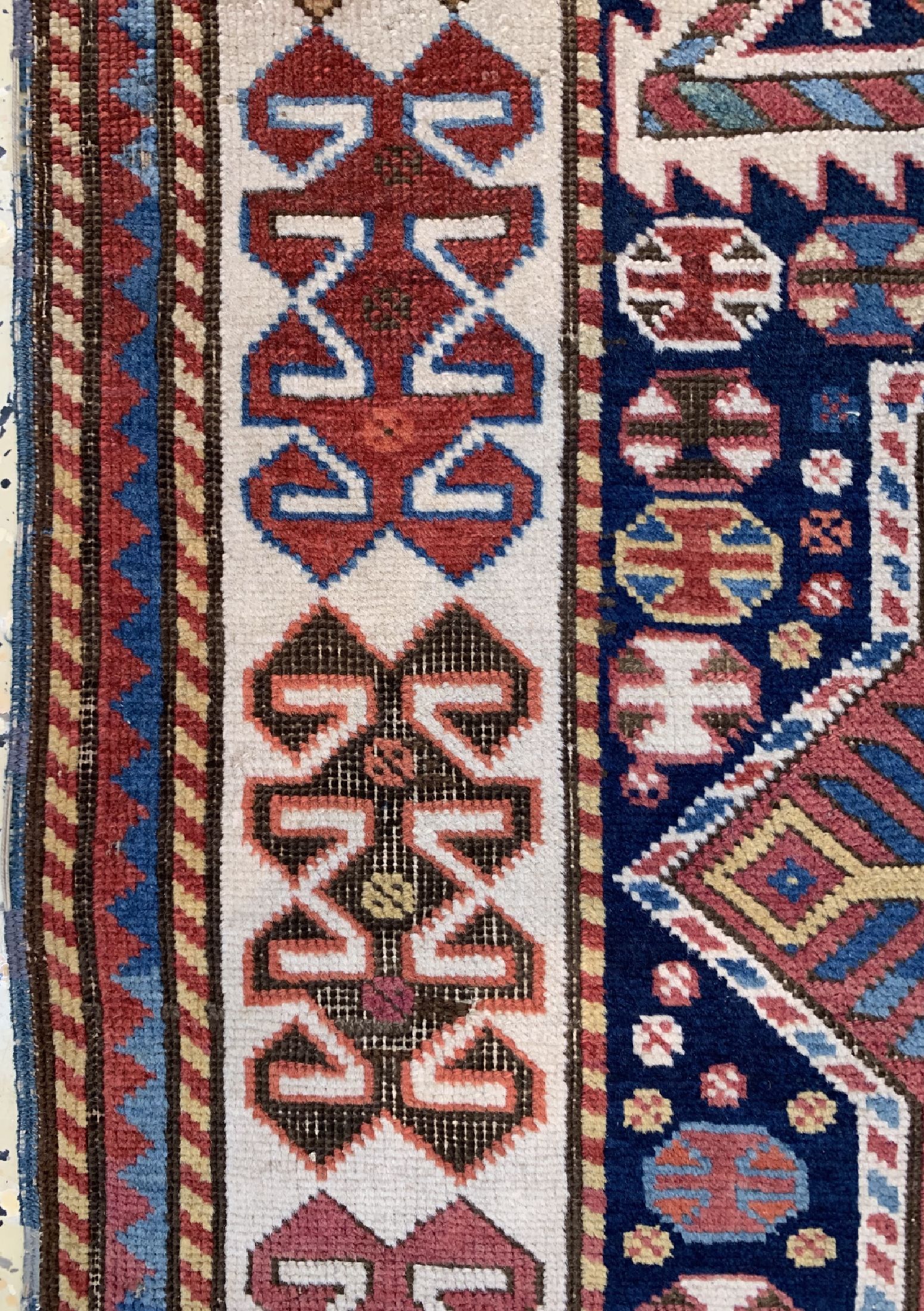 Detail c: Antiker Kazak"Akstafa", Kaukasus, 19.Jhd, Wolle auf Wolle, ca. 185 x 92 cm, EHZ: 2-3, (restauriert)