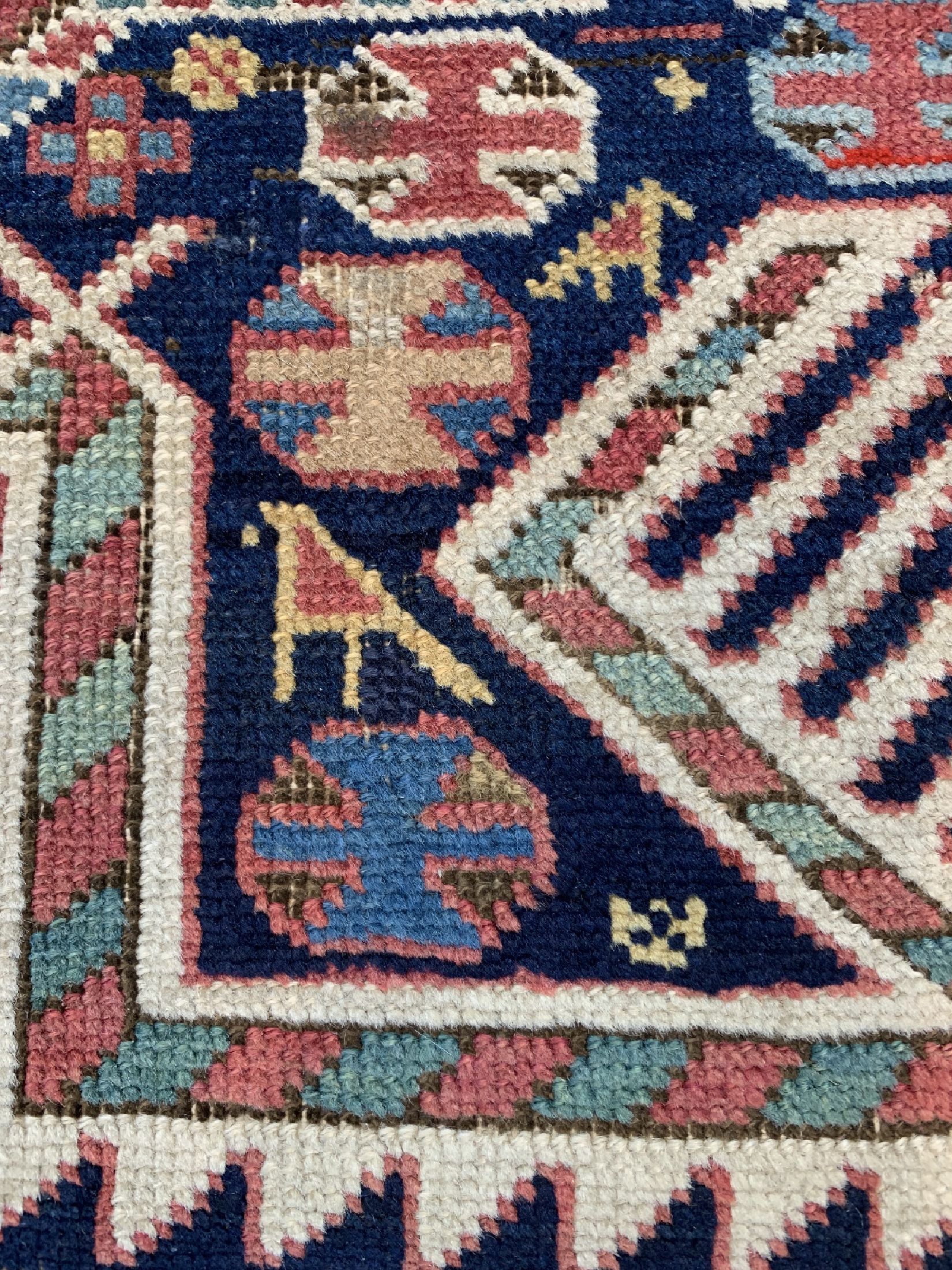 Detail d: Antiker Kazak"Akstafa", Kaukasus, 19.Jhd, Wolle auf Wolle, ca. 185 x 92 cm, EHZ: 2-3, (restauriert)