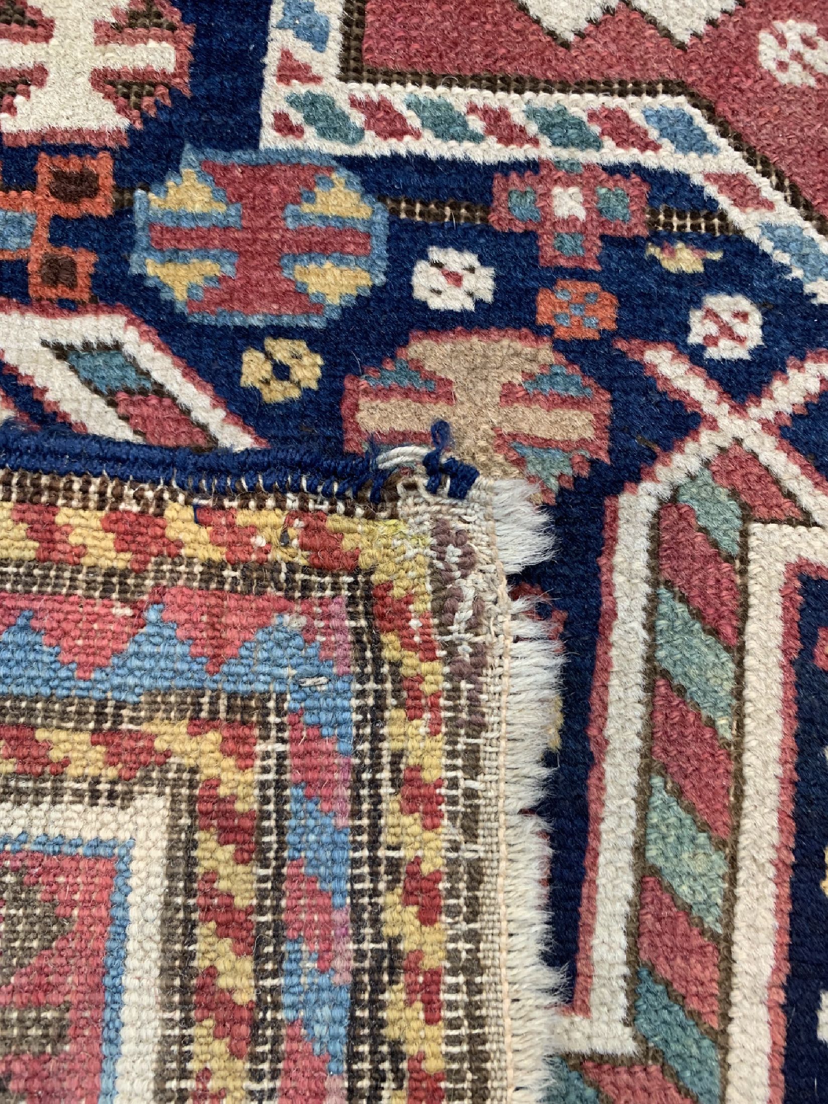 Detail e: Antiker Kazak"Akstafa", Kaukasus, 19.Jhd, Wolle auf Wolle, ca. 185 x 92 cm, EHZ: 2-3, (restauriert)