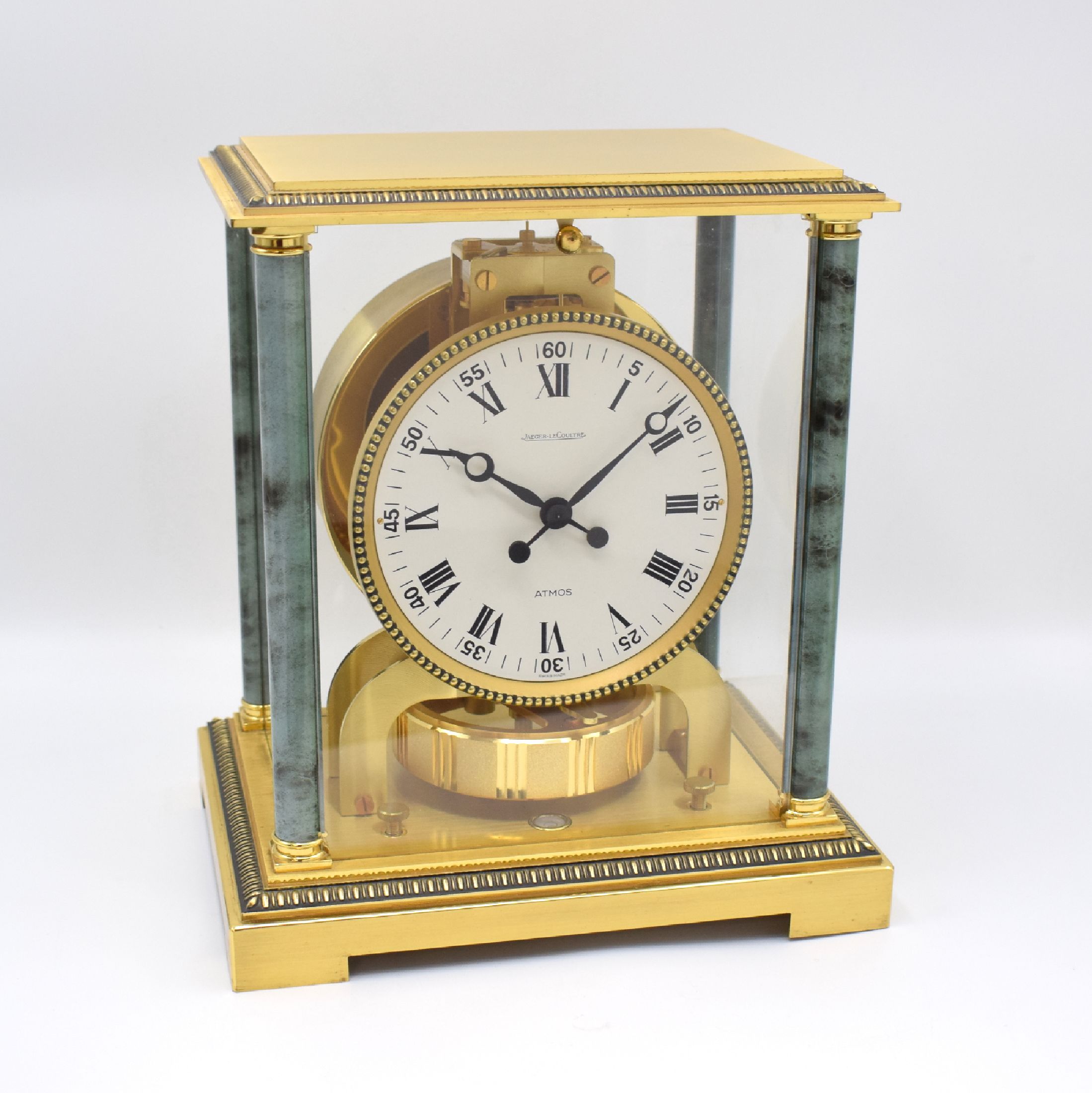Jaeger-LeCoultre Atmos Drehpendeltischuhr Modell Vendome Referenz 5812, Schweiz um 1970, verg., 4-seitig vergl. Geh. (Vergl. teilw. ers.), Front zu ...